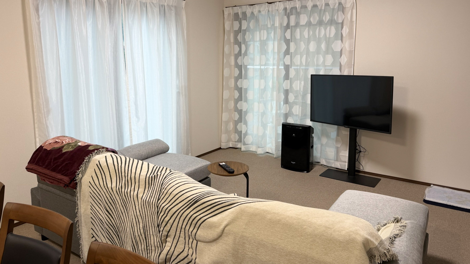 ・【リビング】インターネットTV視聴可能　ソファでゆったりとした時間をお過ごしください