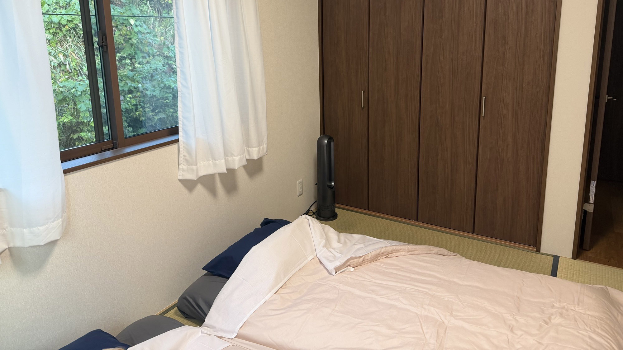 ・【和室】畳の優しい香りと適度な硬さが心地よい　布団を並べて心穏やかな時間をお過ごしください