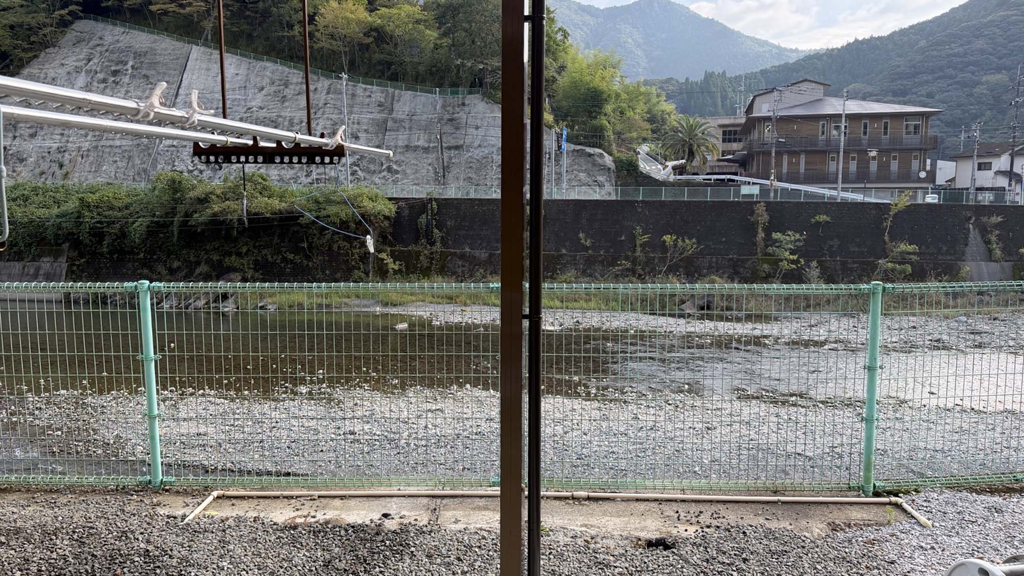 ・【カーポート】屋根付きで風通しが良く突然の雨も気にせずに洗濯物を干していただけます