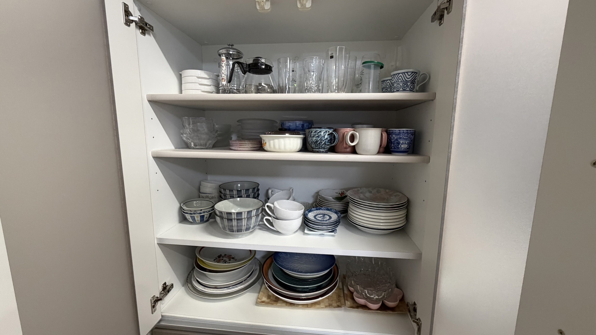 ・【キッチン】食器棚にはグラスやお皿など数多く取り揃えております