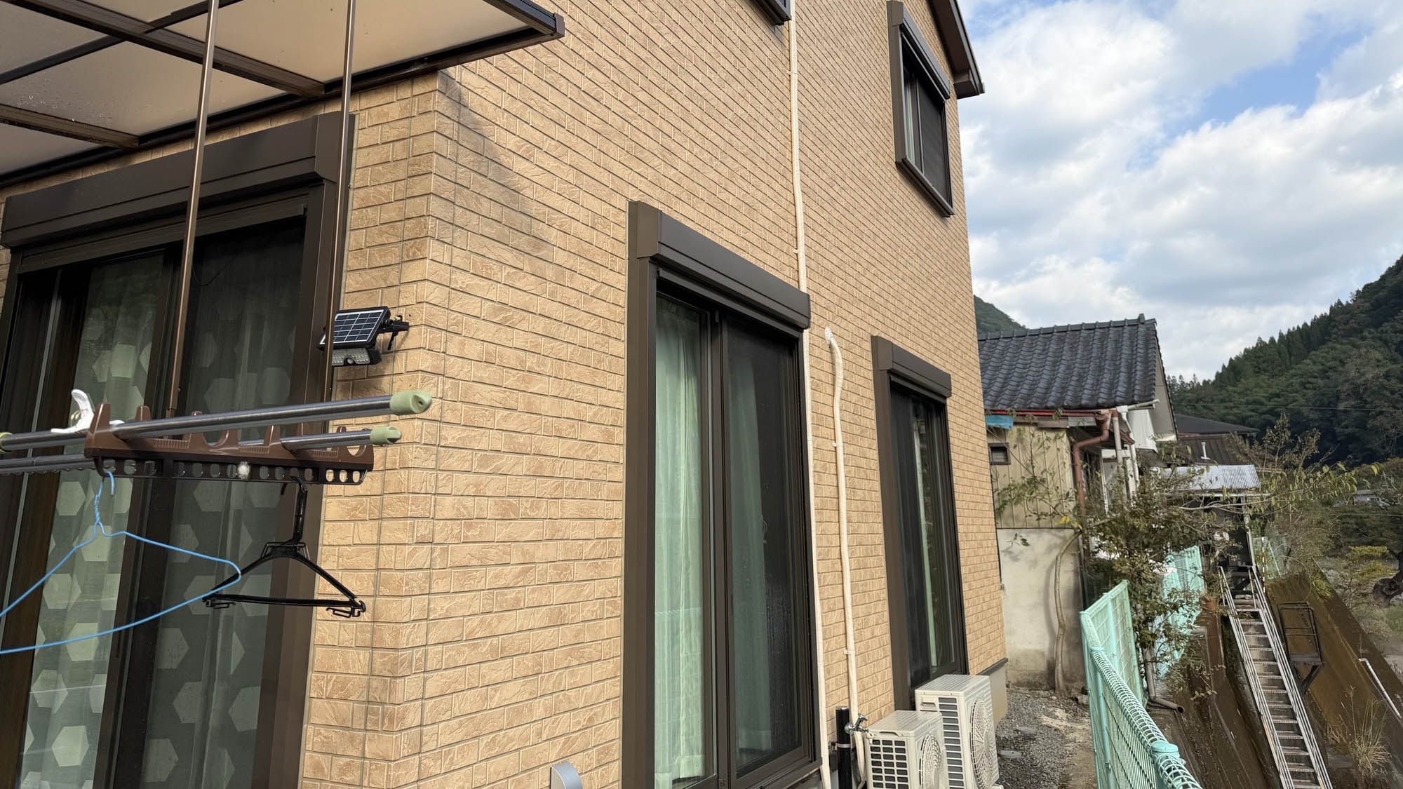 ・【外観】川のせせらぎと山の緑に囲まれた西米良村の静かな一角にございます