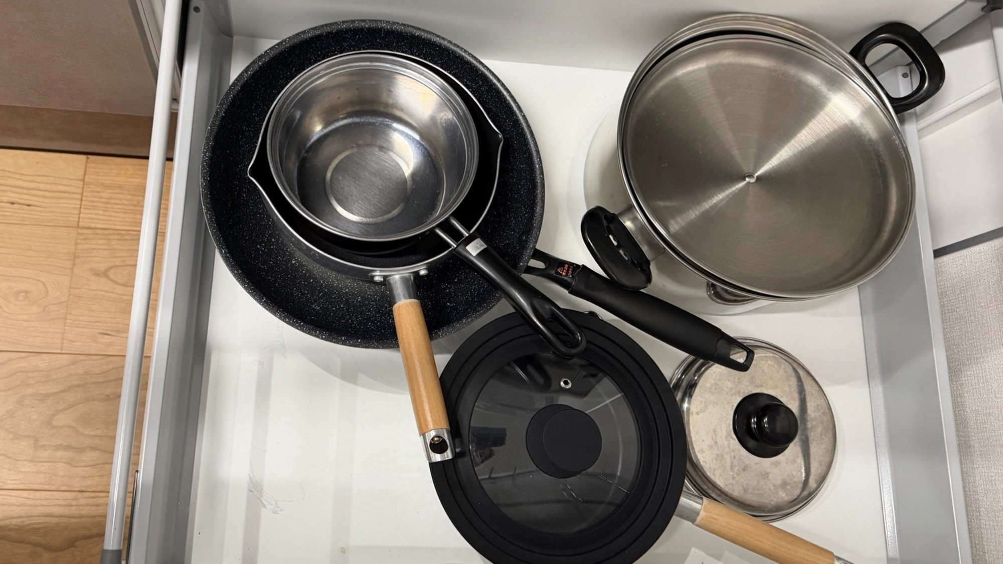 ・【キッチン】フライパンや鍋など調理器具も揃っています