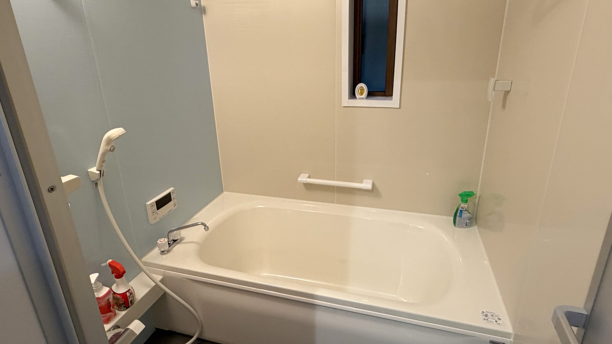 ・【バスルーム】旅の疲れを和らげる広々としたバスタブでゆったりとした時間をお過ごしください