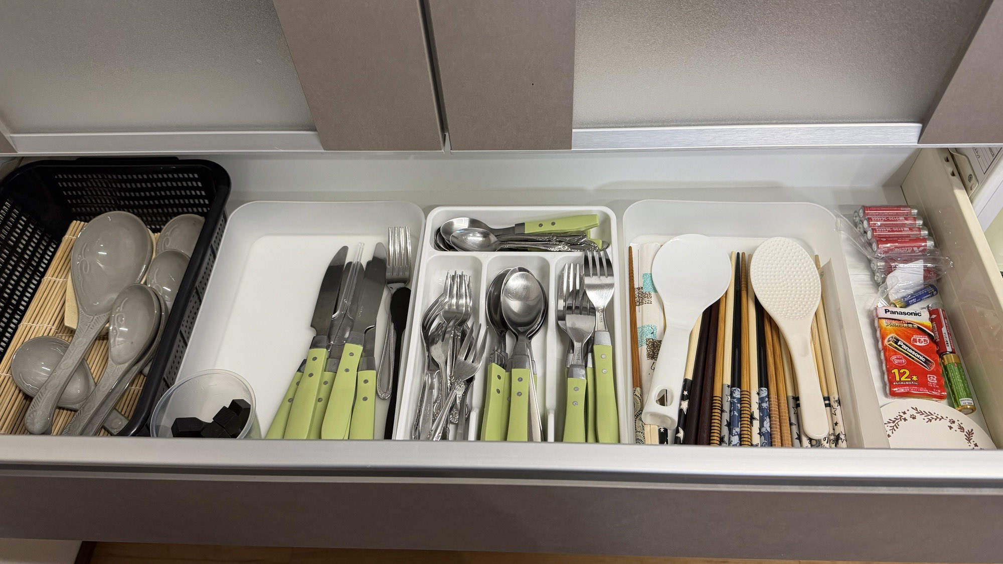 ・【キッチン】様々な料理を楽しんでいただける充実のカトラリーをご用意しています