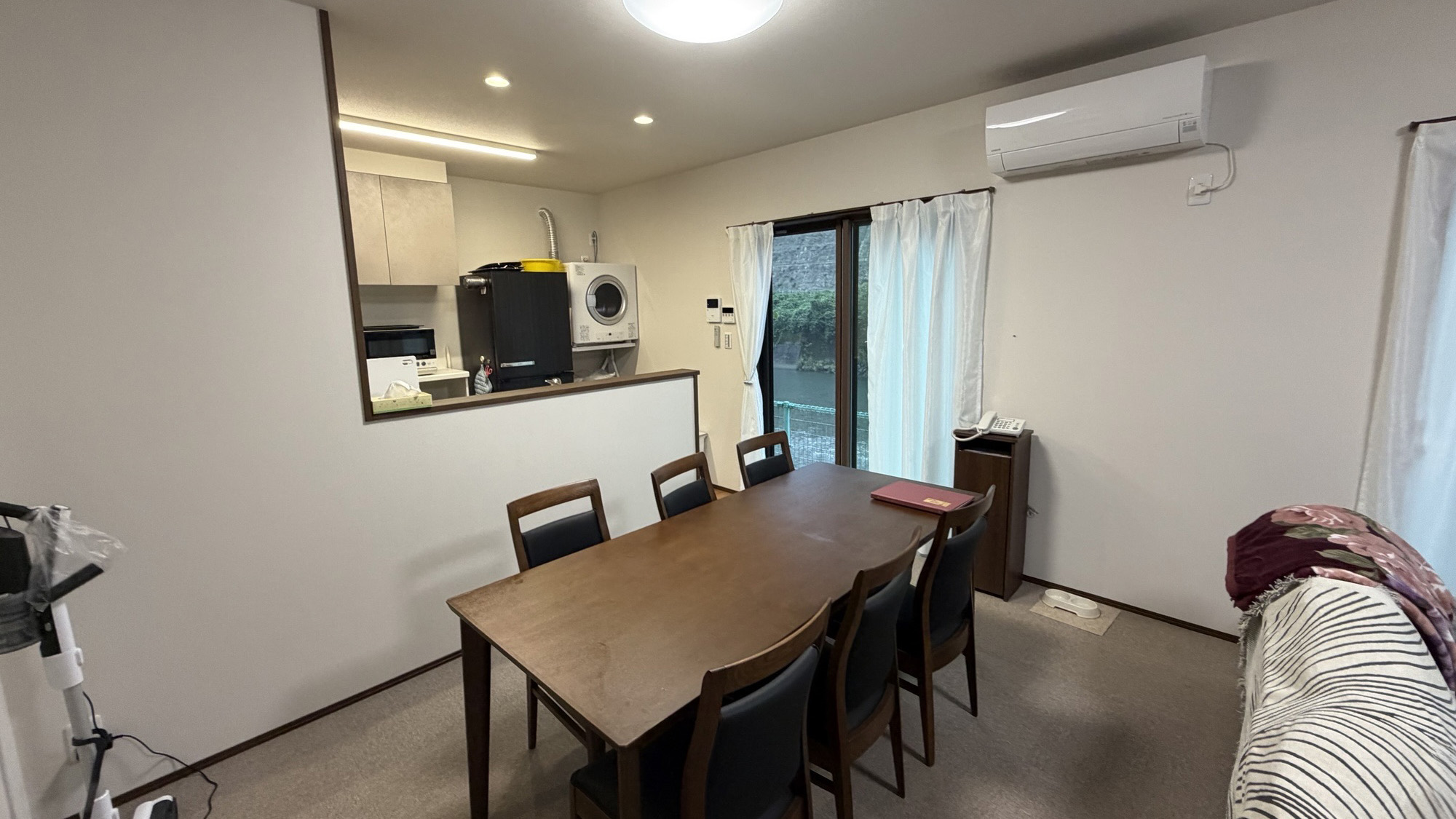 ・【ダイニング】広々とした空間　大きなテーブルを囲んで美味しい食事と楽しい会話をお楽しみください