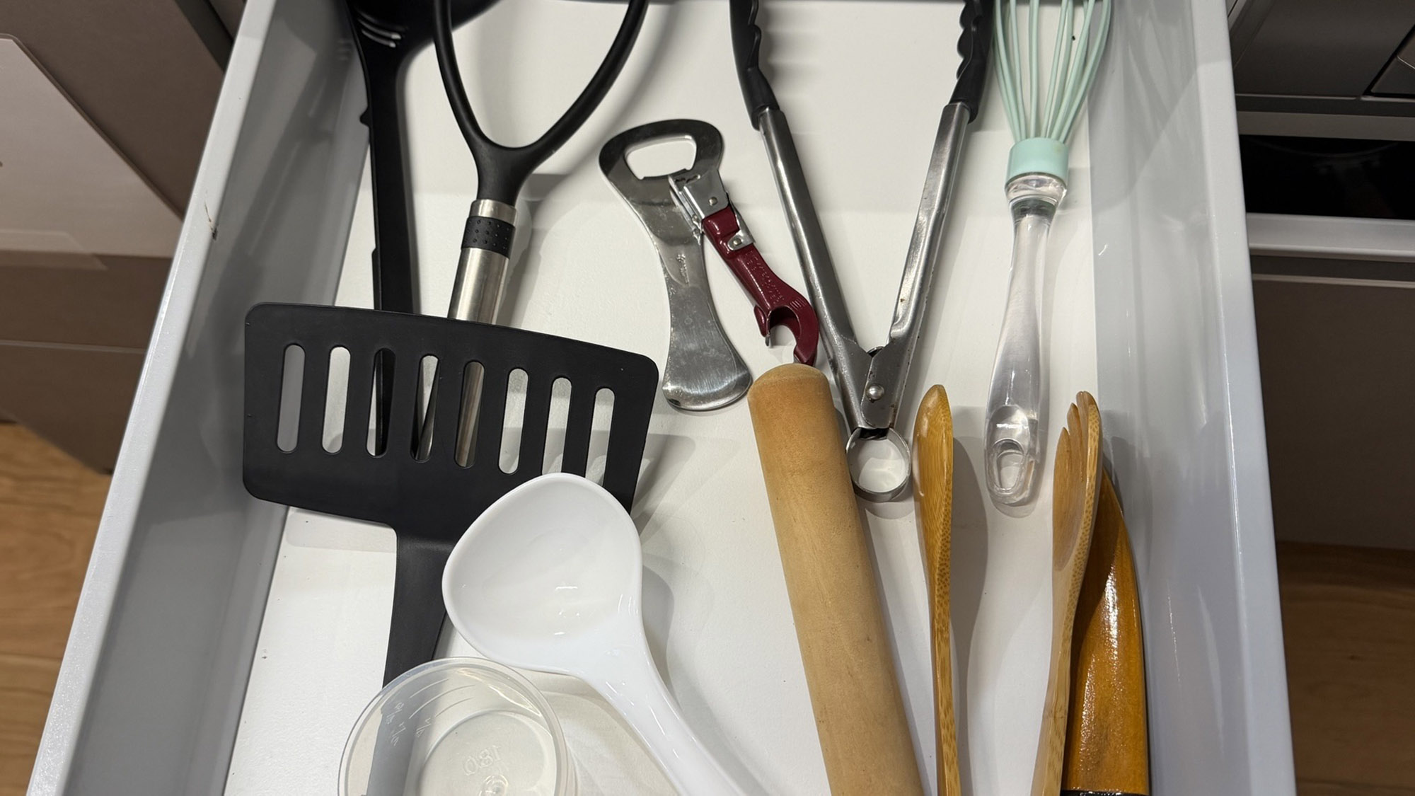 ・【キッチン】フライ返し・トング・泡だて器などのキッチン用品がございます