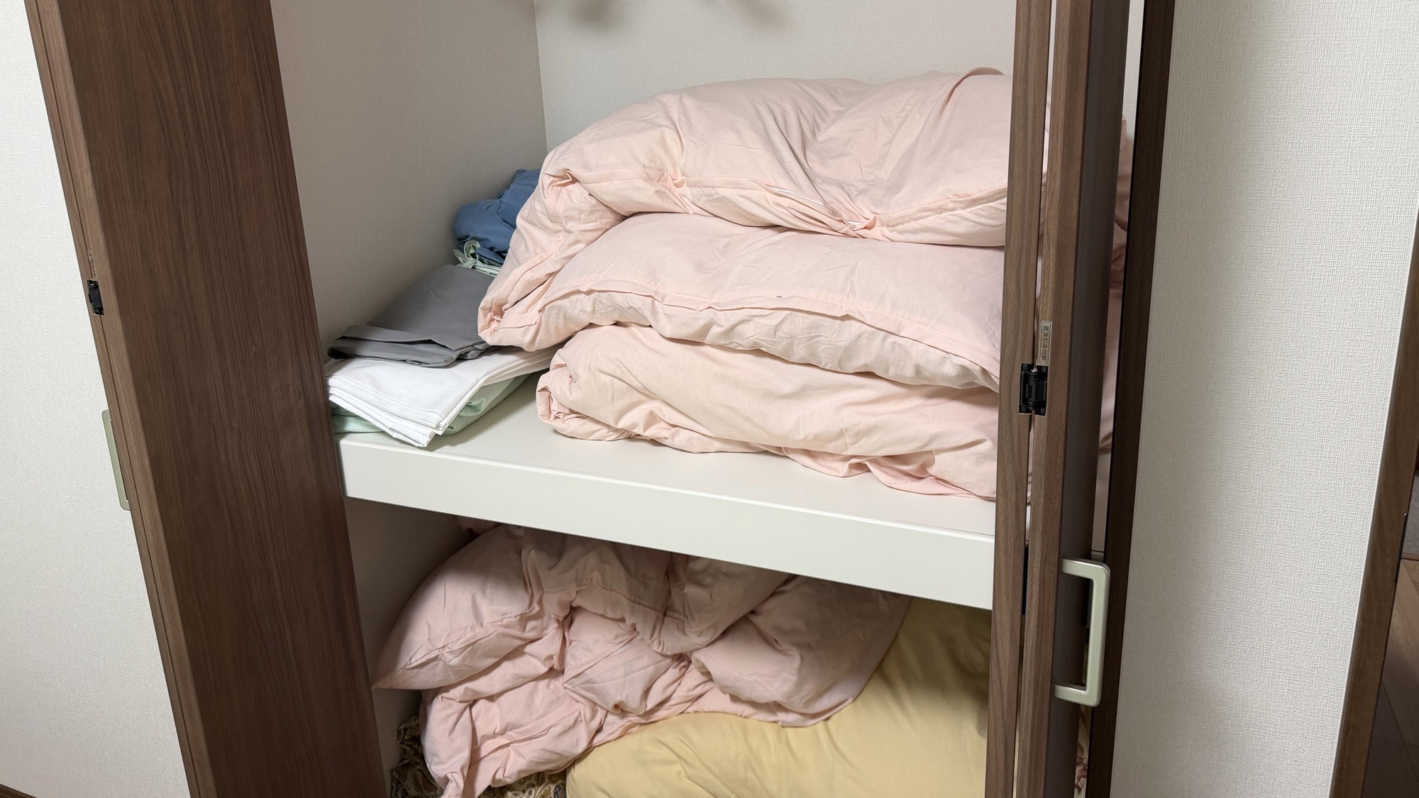 ・【布団】収納スペースにございます　ご自由にお使いください