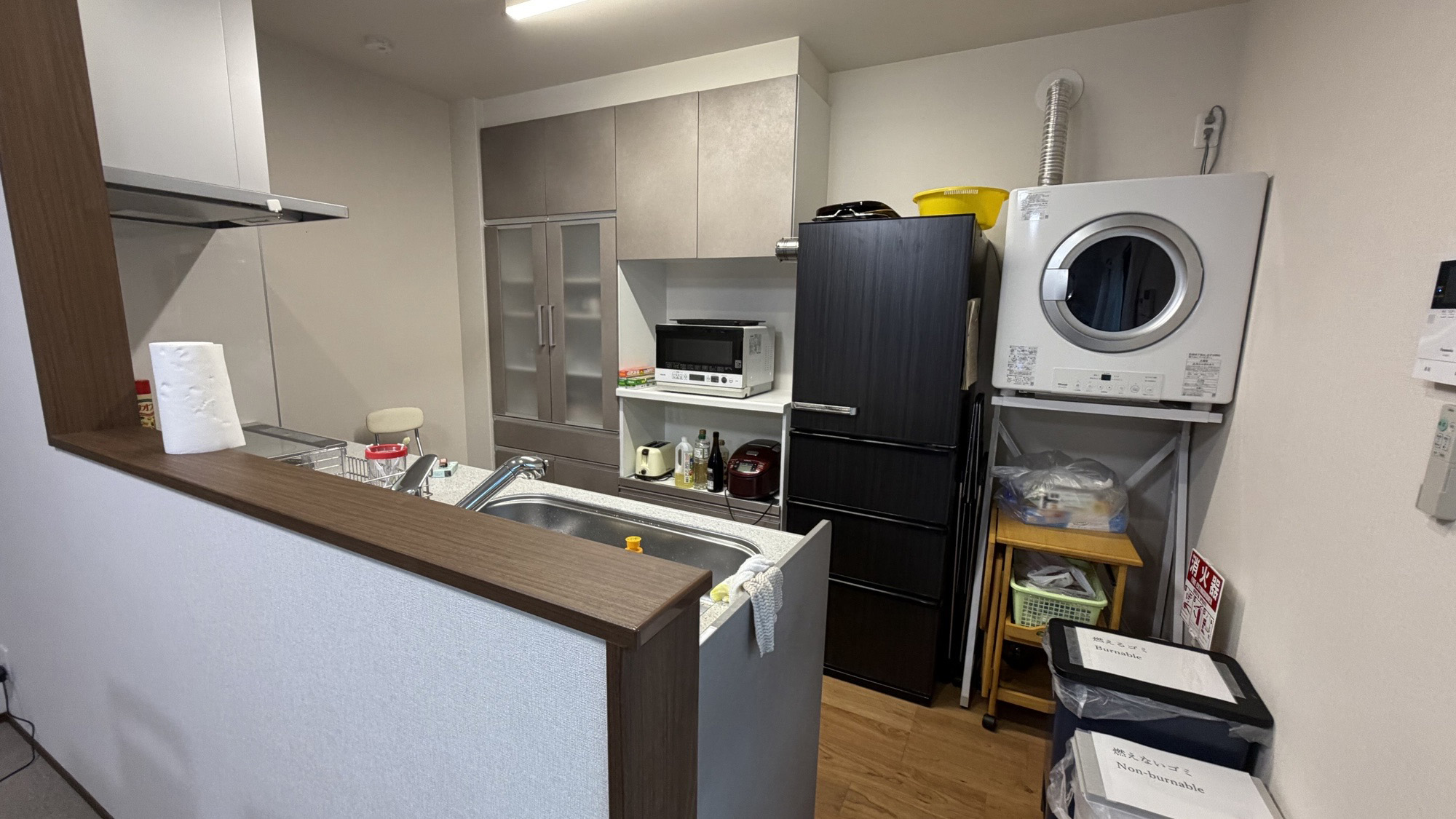 ・【キッチン】旅先でもご自宅のように快適に　使い勝手が良く調味料もございます