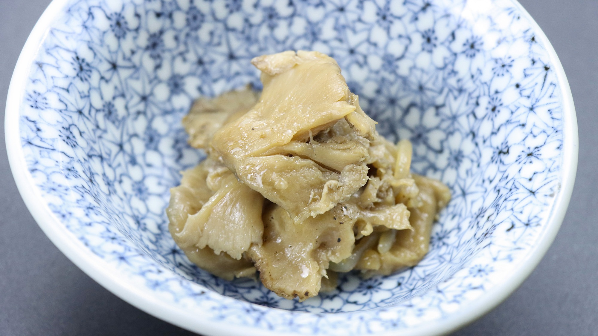 #夕食一例　肉厚でキノコならではの香りが広がる「ブナハリタケ」の煮物。