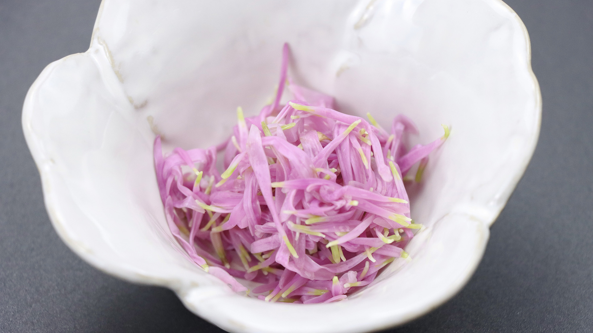 #夕食一例　山形県産食用菊「もってのほか」。