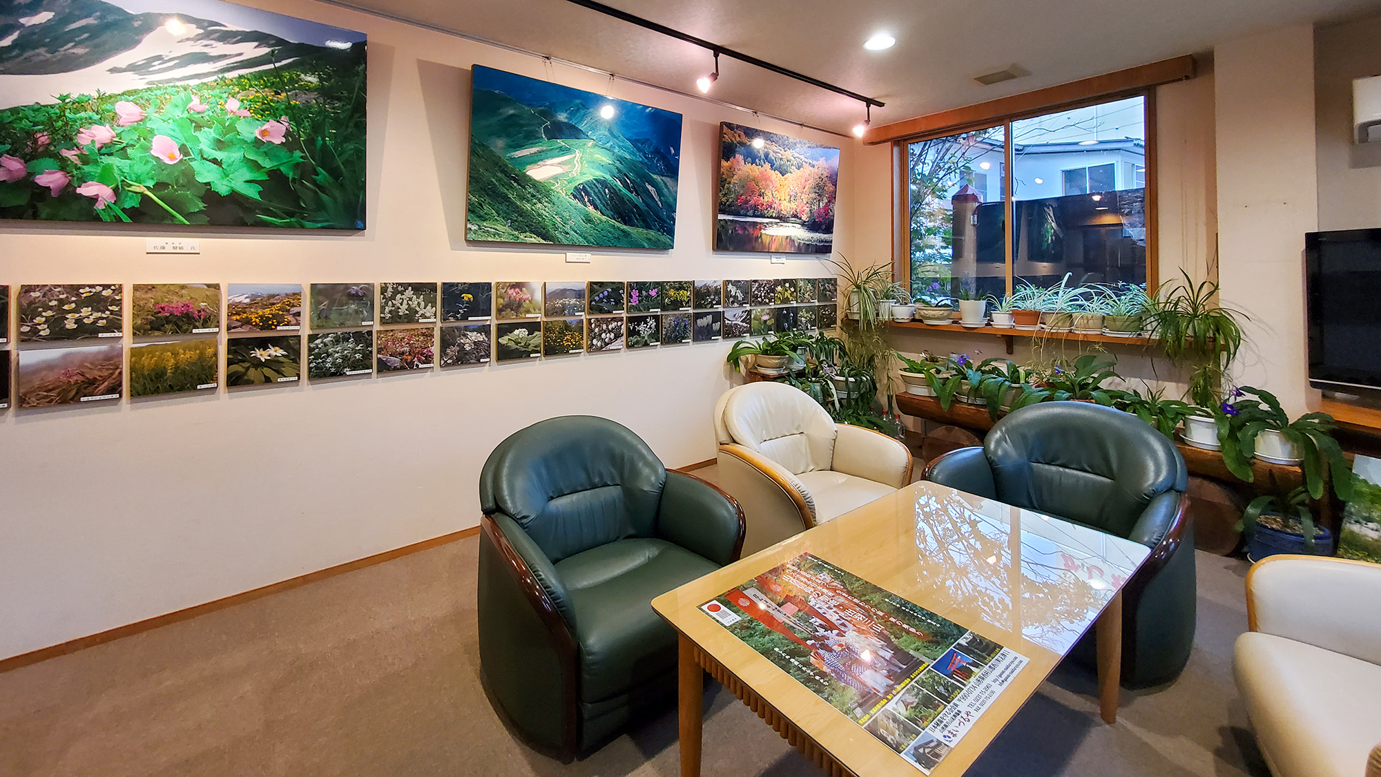 #館内　ロビーで寛ぎながら月山の風景写真を見ることができます♪