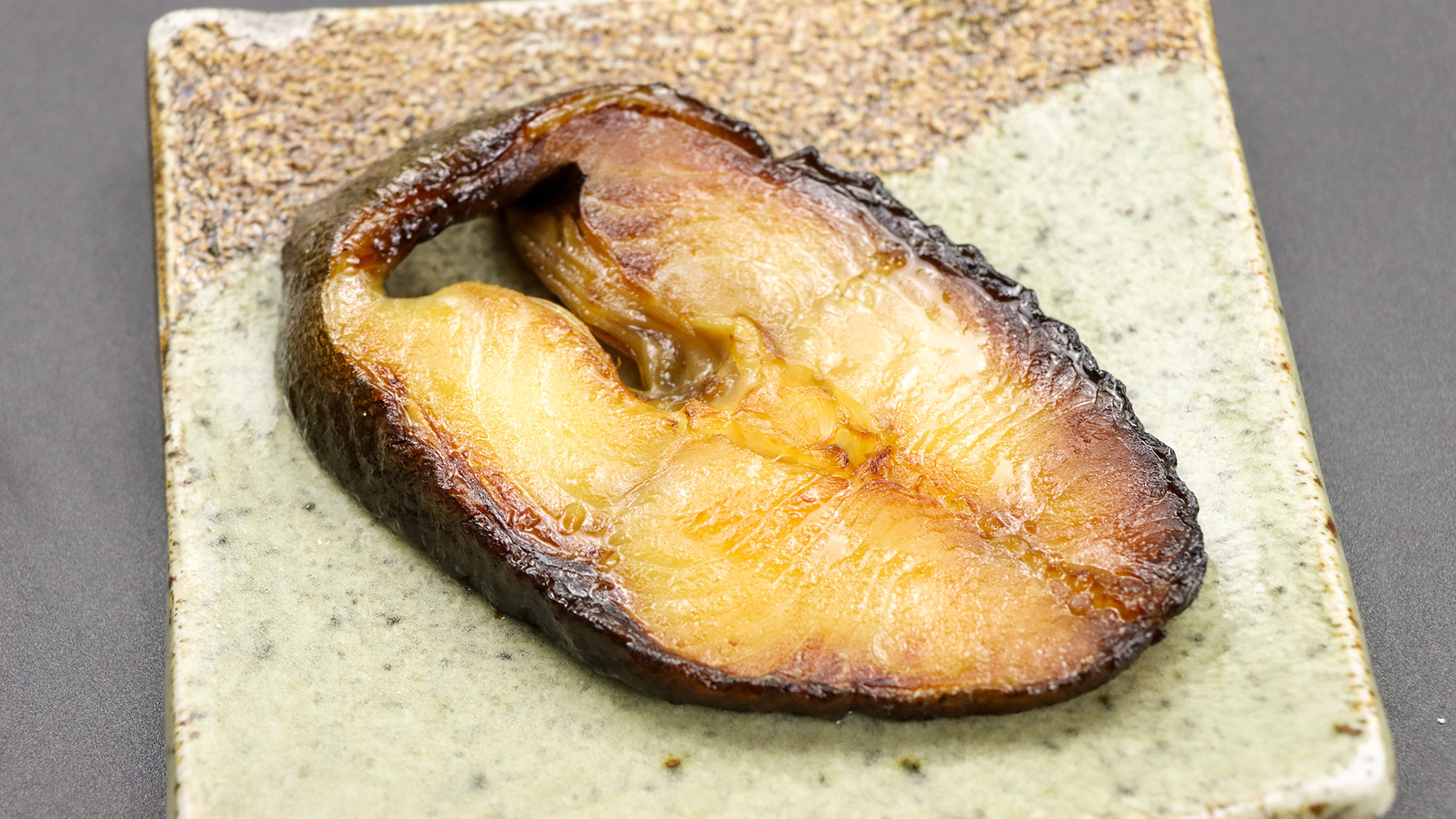 #夕食一例　地元酒屋の酒粕に漬けた銀鱈の西京漬け。