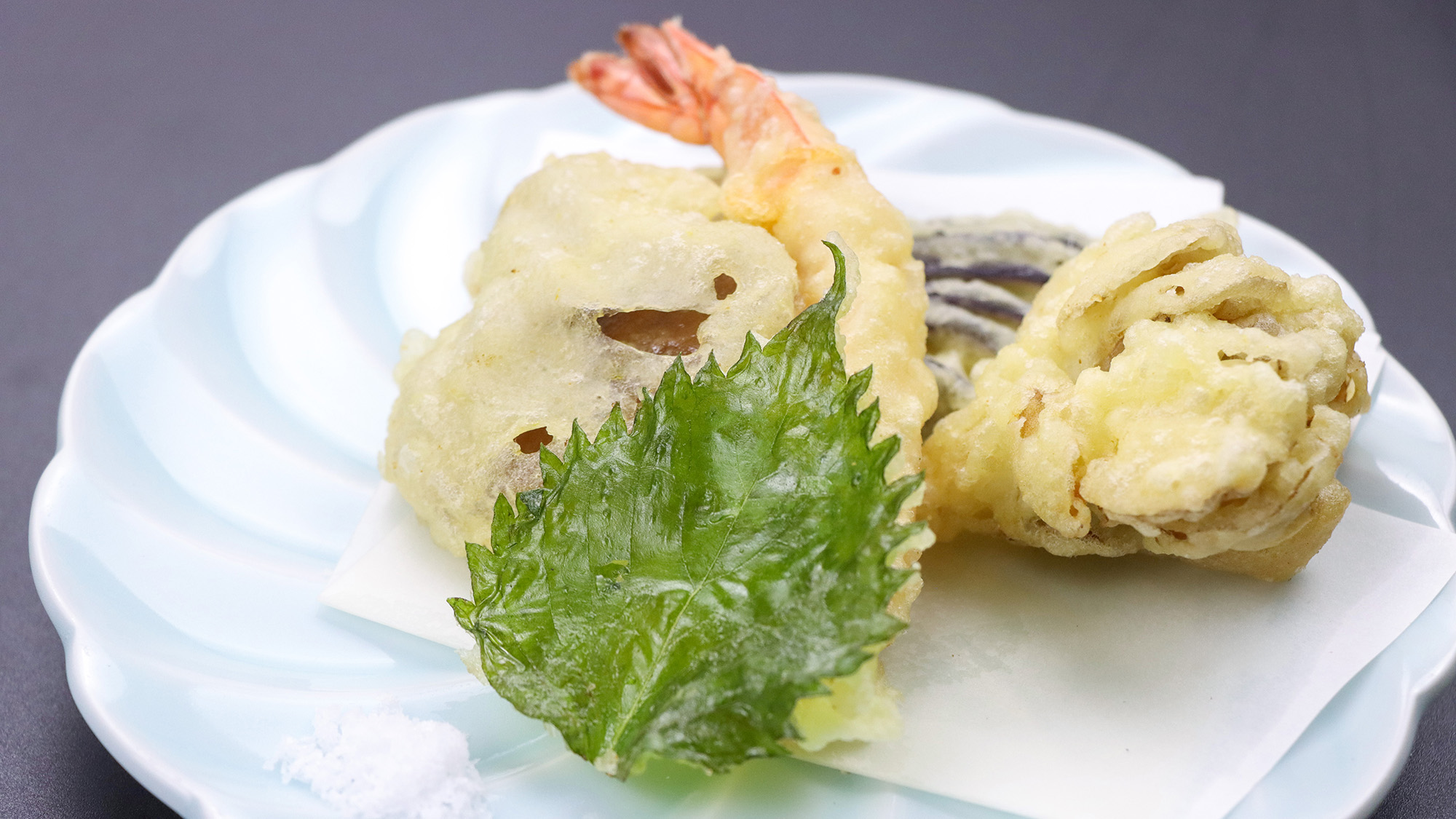 #夕食一例　旬の山の幸をサクサクに揚げた天ぷら。