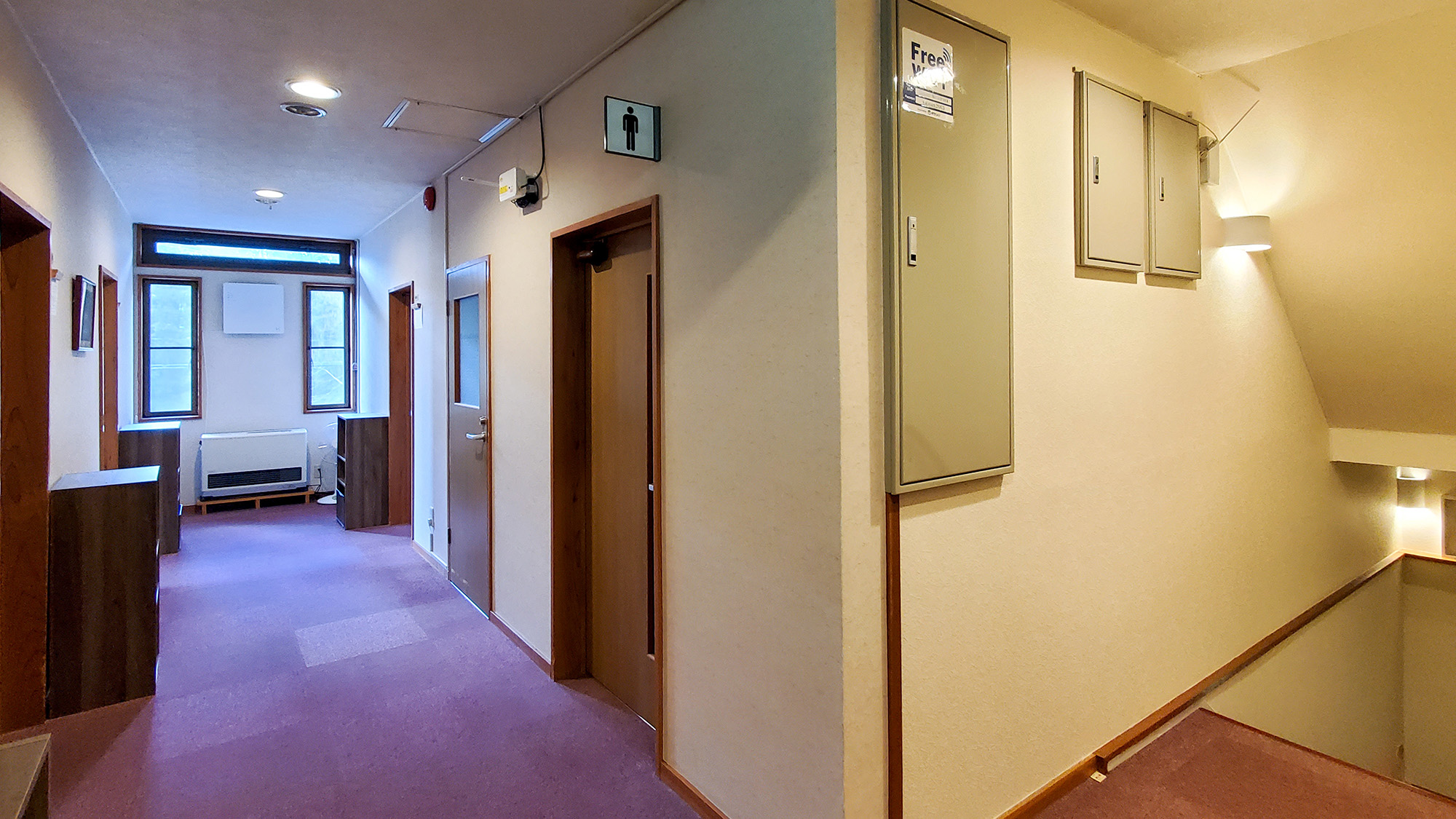 #館内　ピンクの絨毯がかわいい廊下