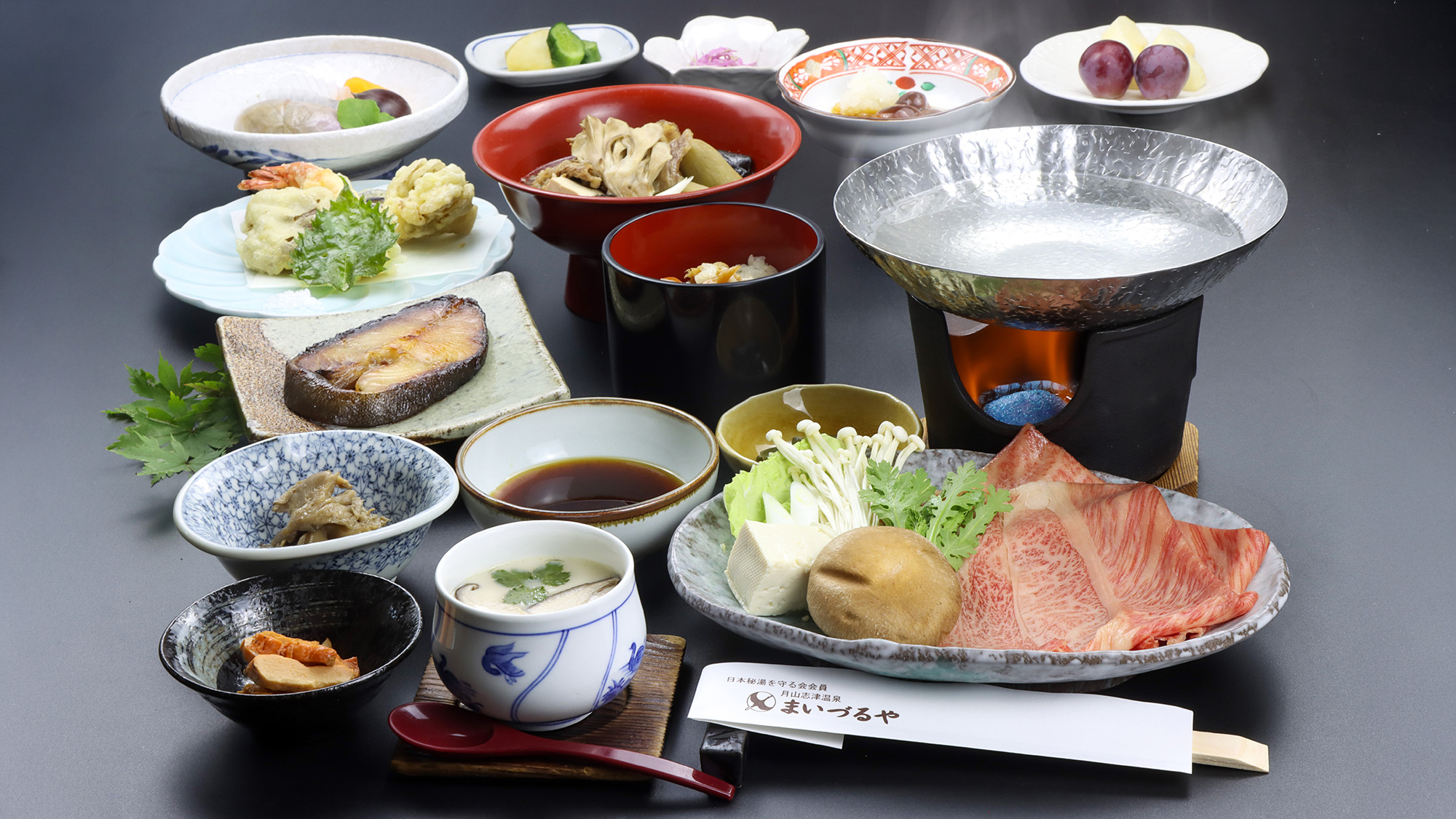 #夕食一例　熱した出汁にくぐらせる瞬間の香りと、口の中で広がる上品な脂の甘みがたまりません。