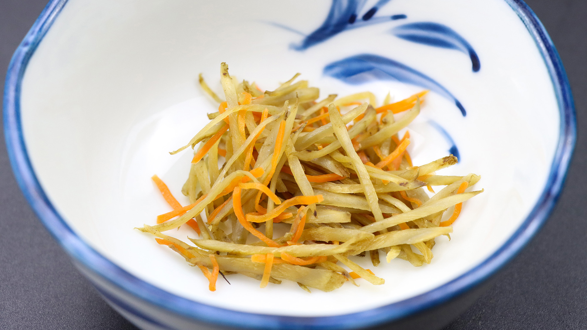 #朝食　素朴で優しい味わいの根菜のきんぴら。