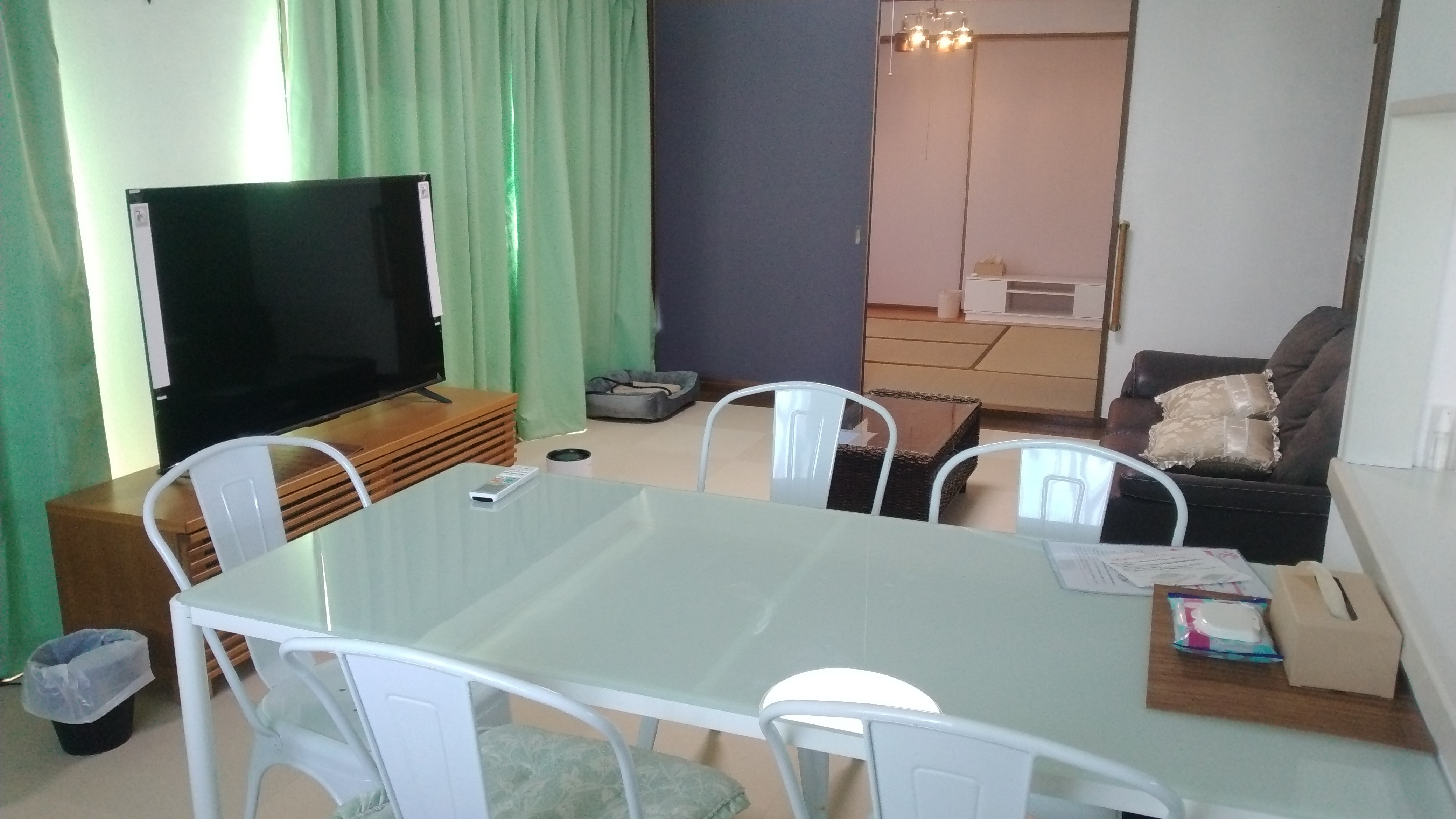 リビングに通じる和室（布団2セット）からはテラスにも出られます