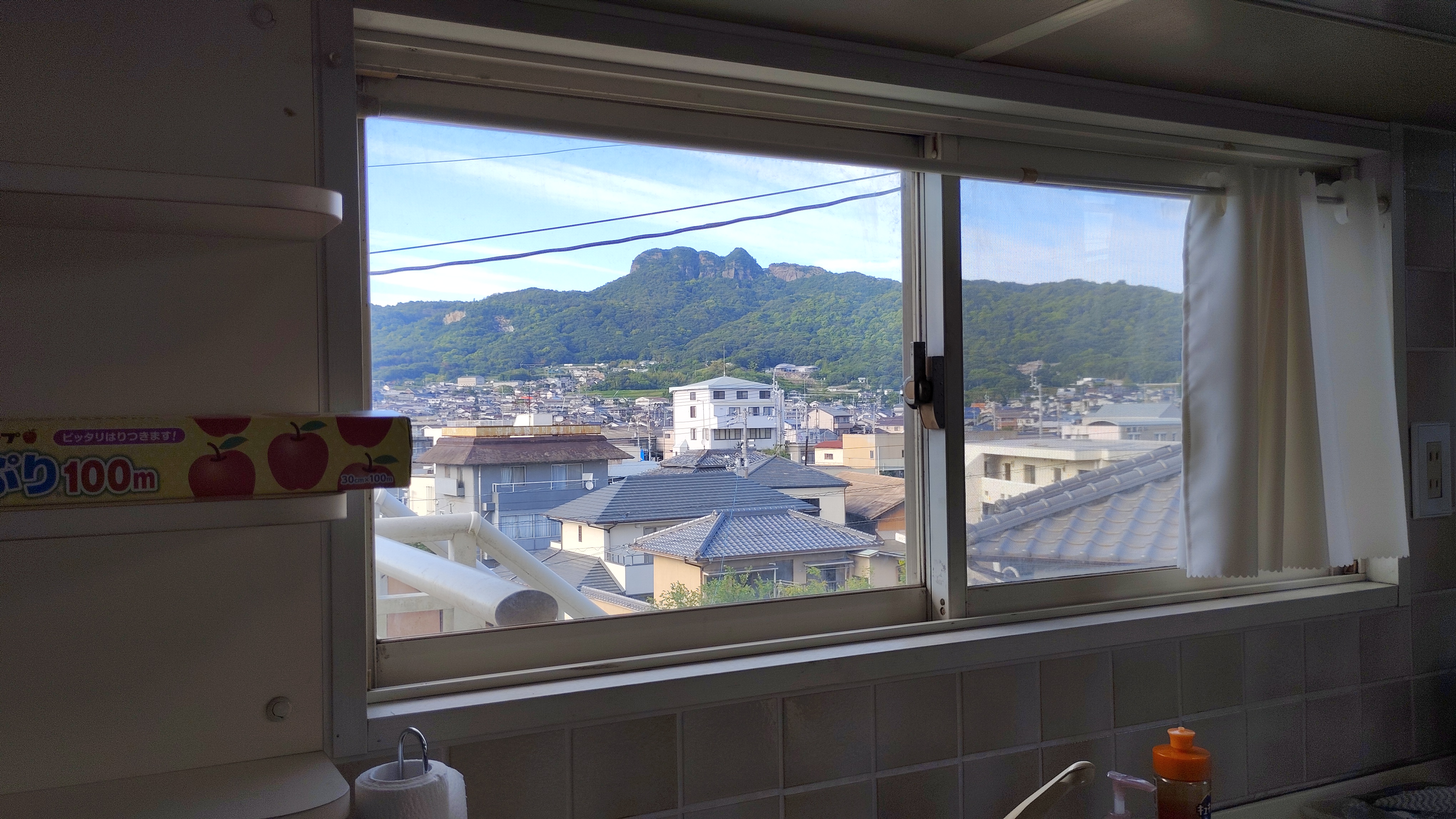 2階キッチンから五剣山を望む