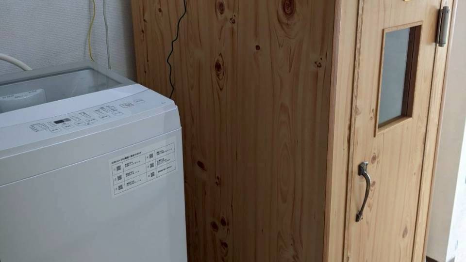 1階洗濯機（隣は一人用サウナです）