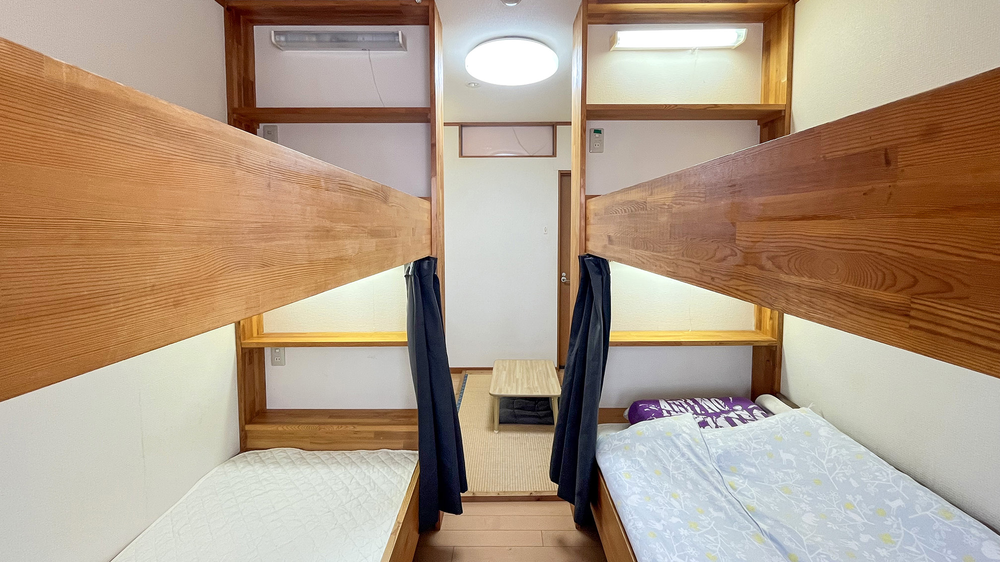 部屋の両側に木製の二段ベッドが配置されており、最大4名様まで宿泊できます。