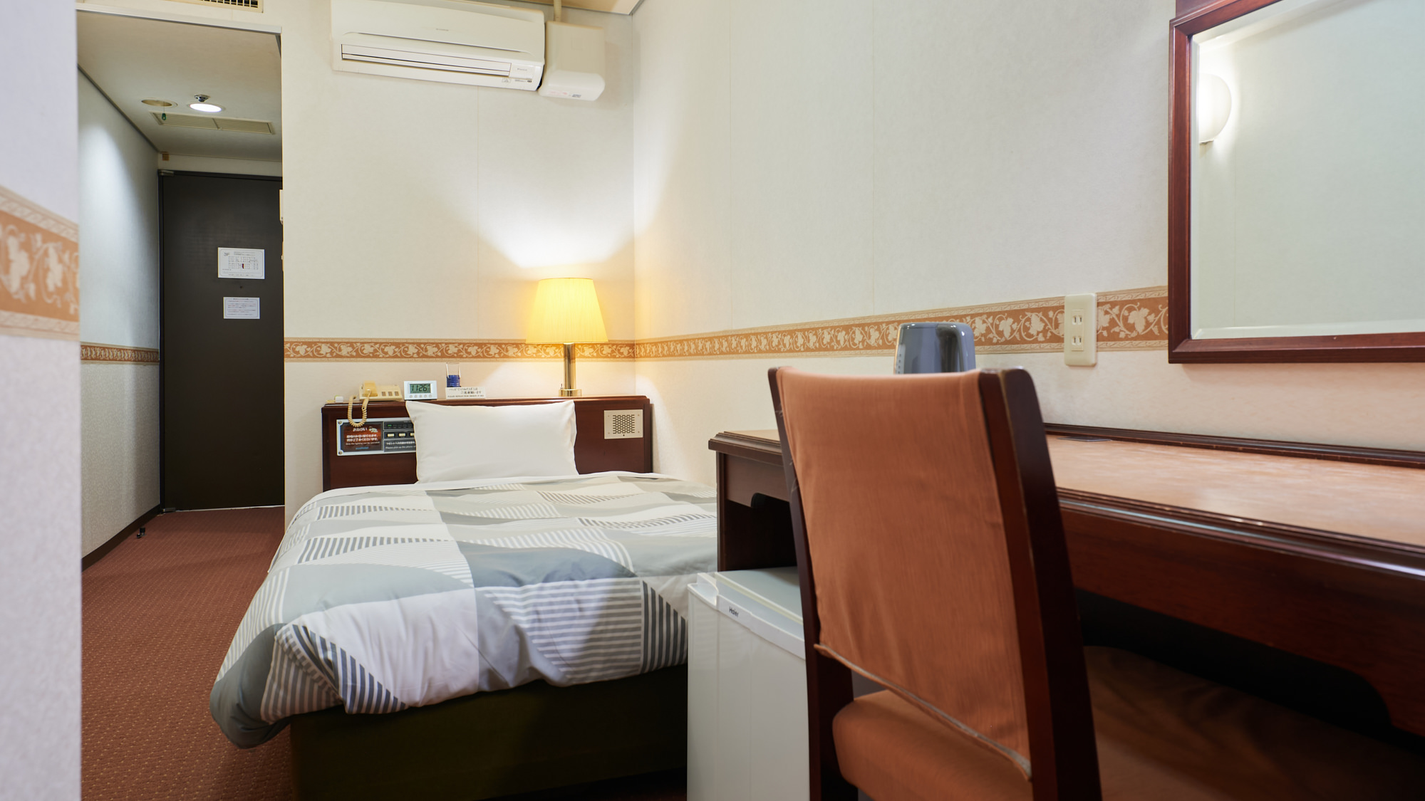 コンパクトセミダブルルーム