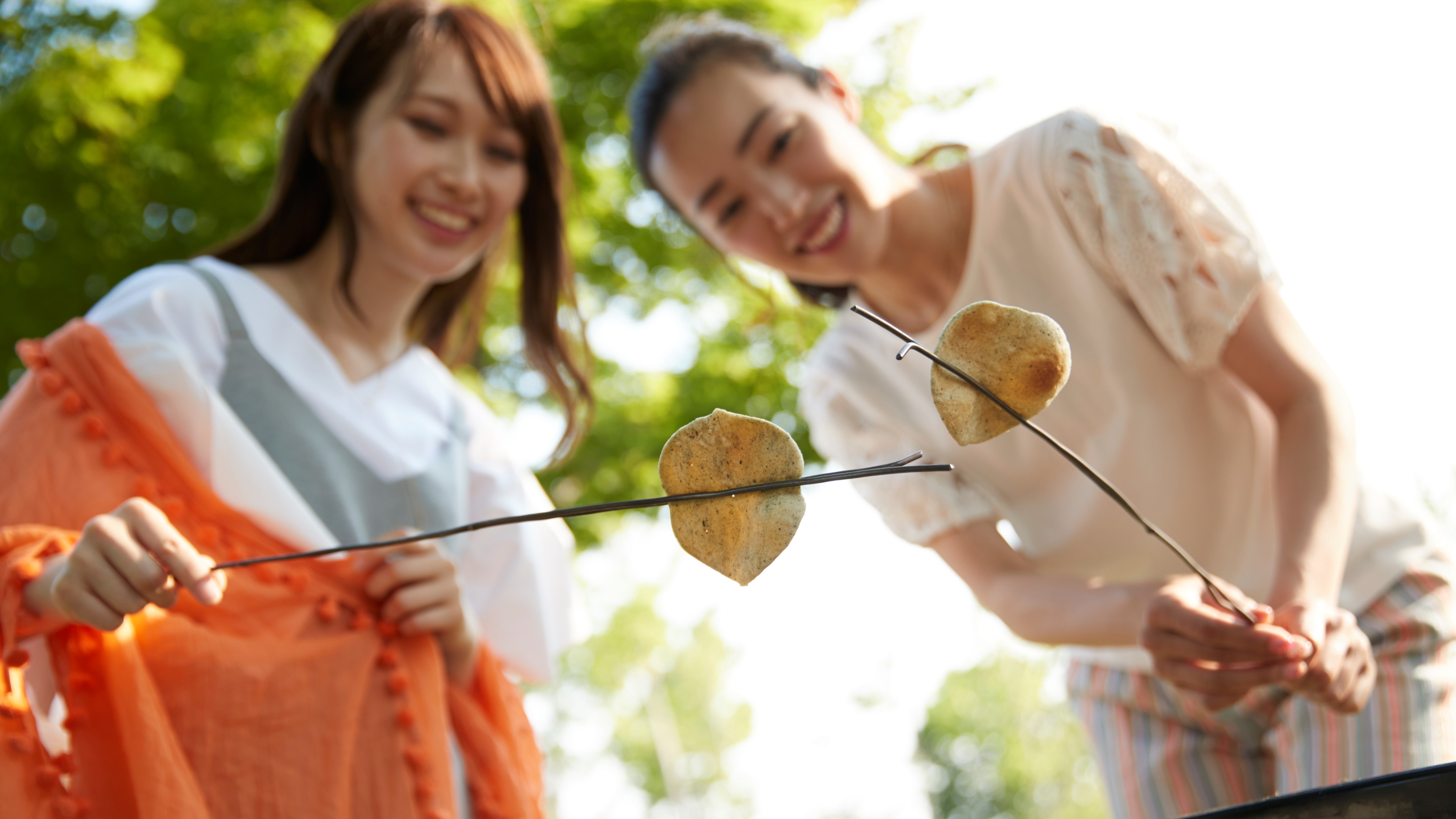 コデランニ広場　せんべい焼き体験