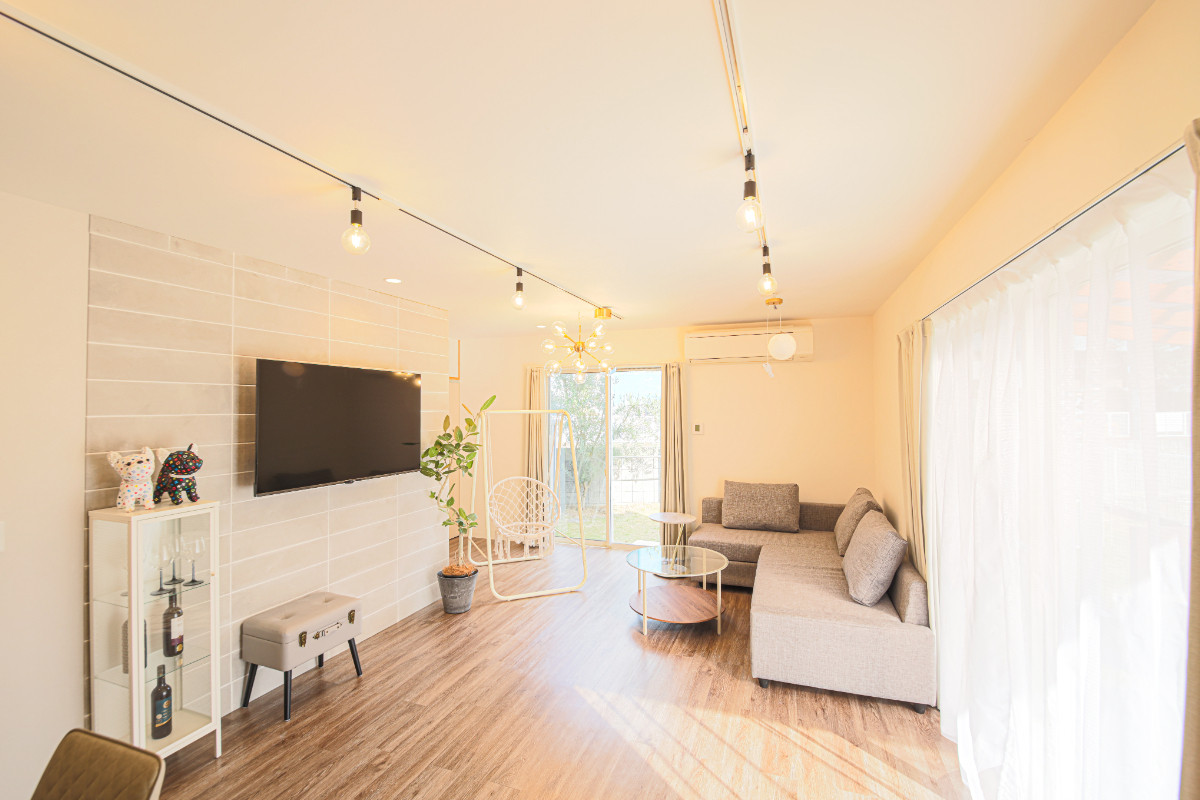 リビングは大人もゆっくり落ち着ける色合いを意識して作り込みました。大きいエルジのソファに、6人掛けのダイニングテーブルに、赤ちゃん用のベビーチェア予備のチェアも準備しているので、大人数でもリビングでくつろげます。