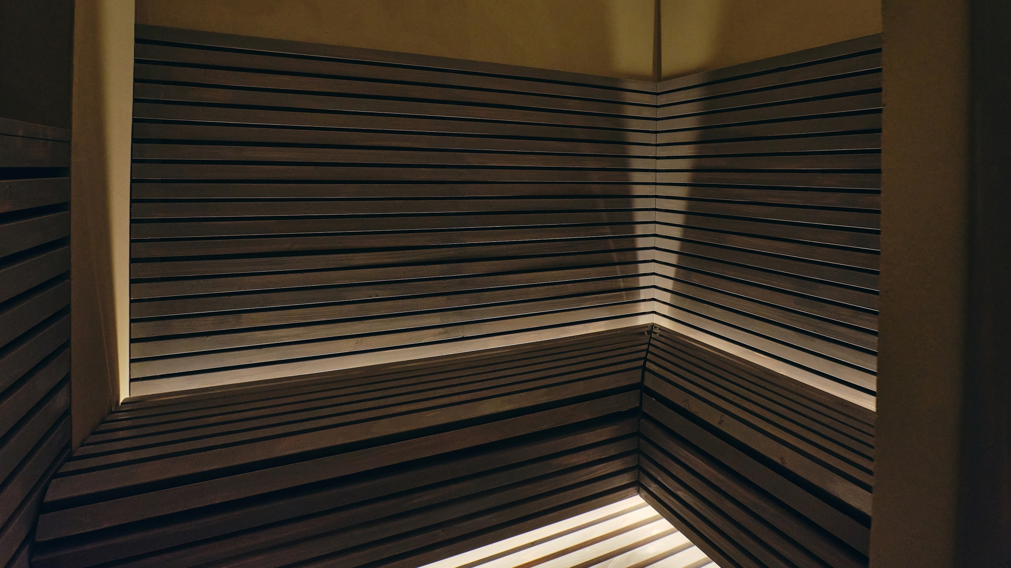 ホテル２階貸切サウナ「NEST SAUNA」　NO.2　ロウリュサウナ室内