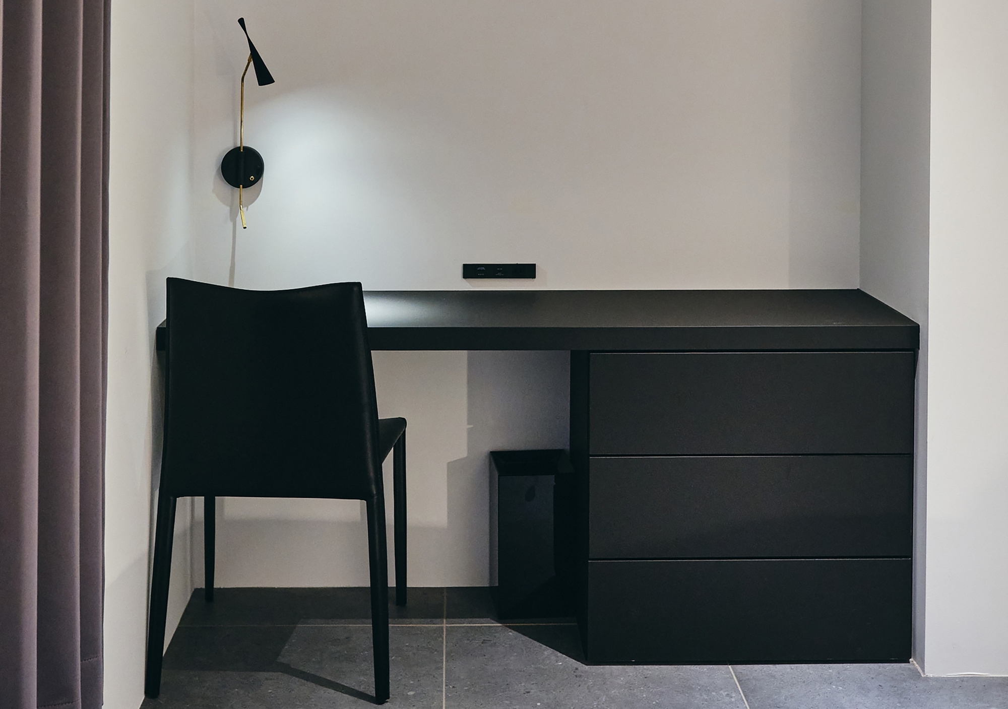 ■プレミアスイート＜アイランドキッチン＞　マスターベッドルームデスク