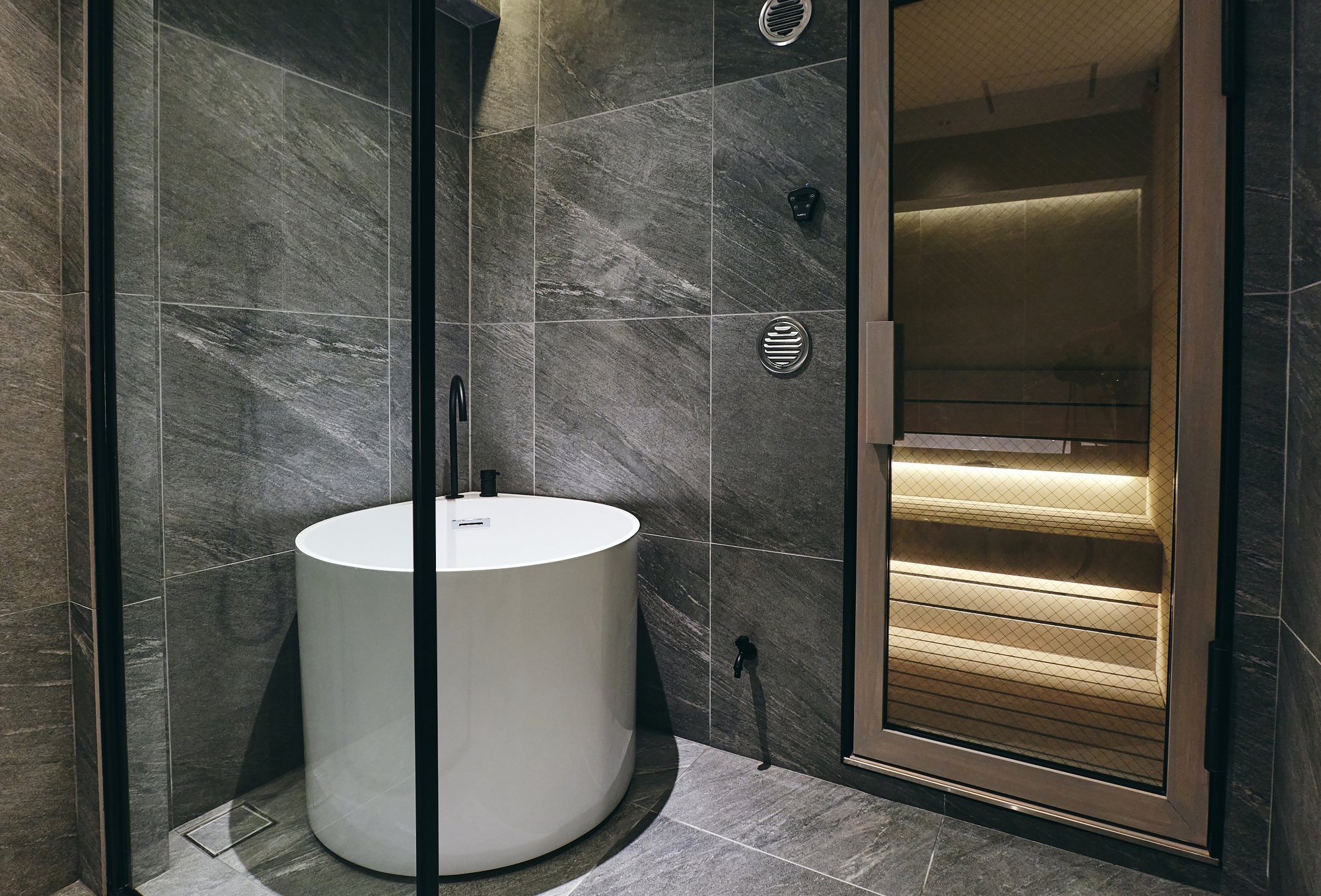 ■プレミアスイート＜アイランドキッチン＞　ロウリュサウナ＆チラー付き水風呂