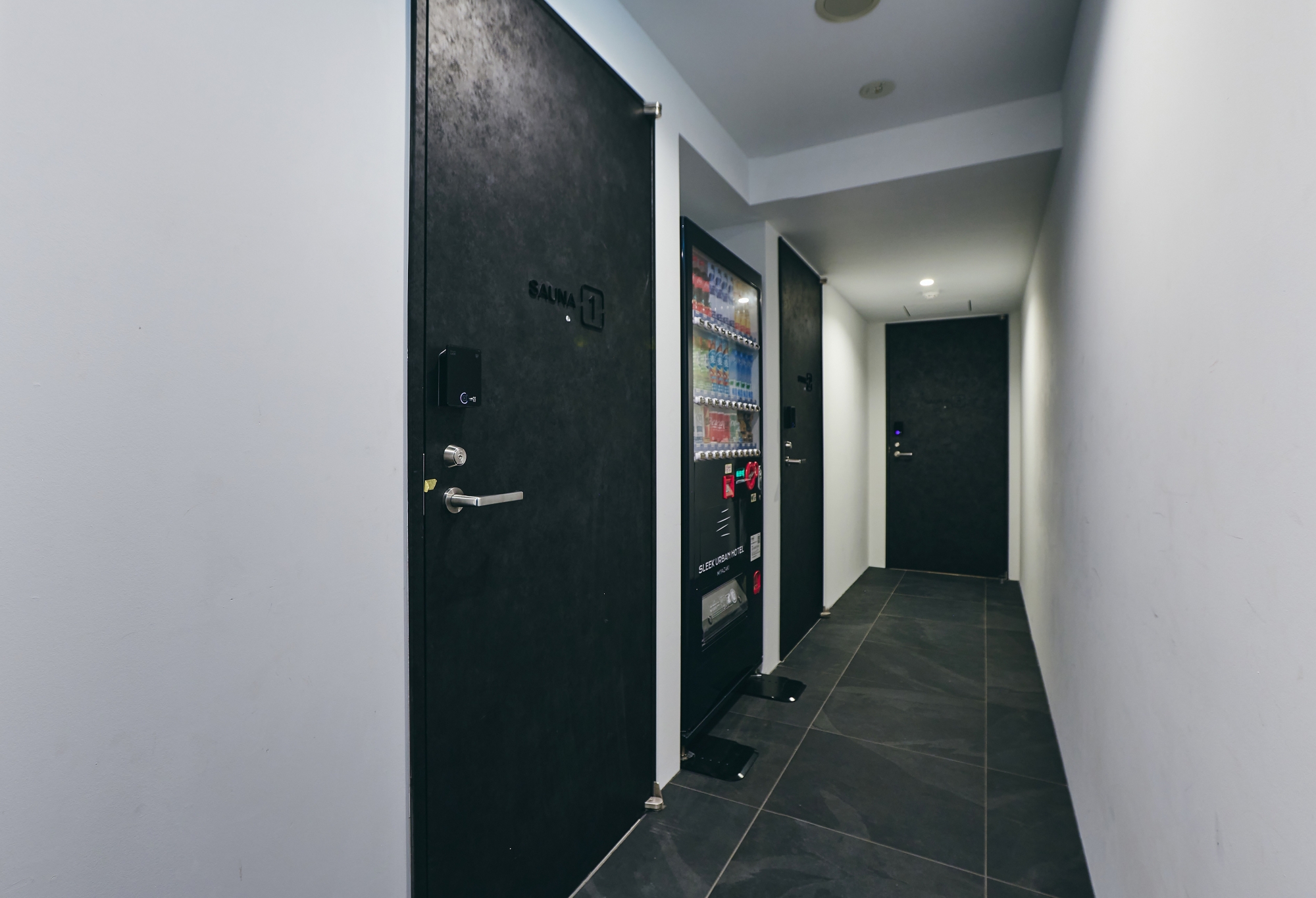 ■ホテル２階貸切サウナ「NEST SAUNA」　自動販売機＆廊下