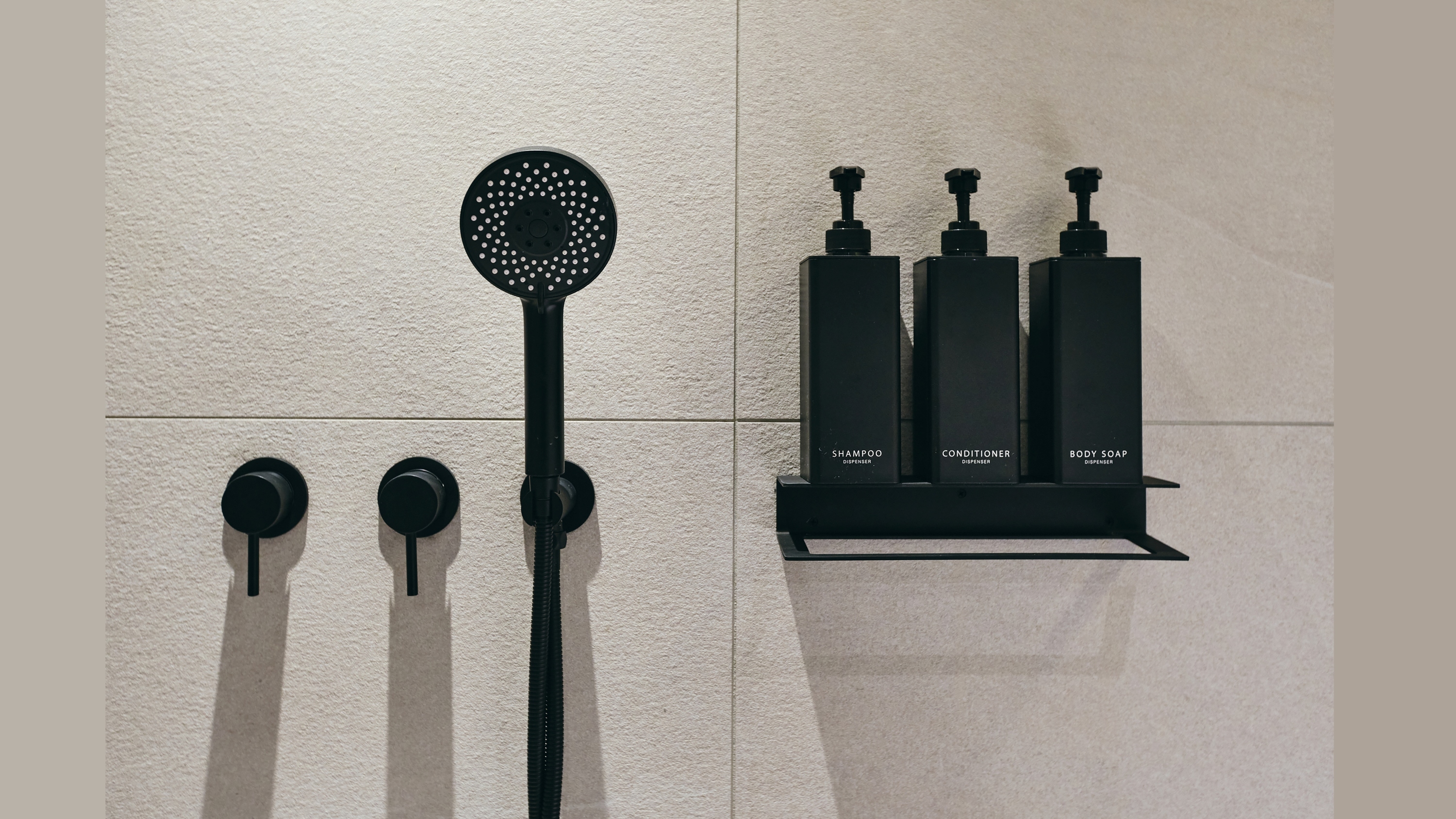 プレミアスイート＜キッチン＞　シャワー＆アメニティ