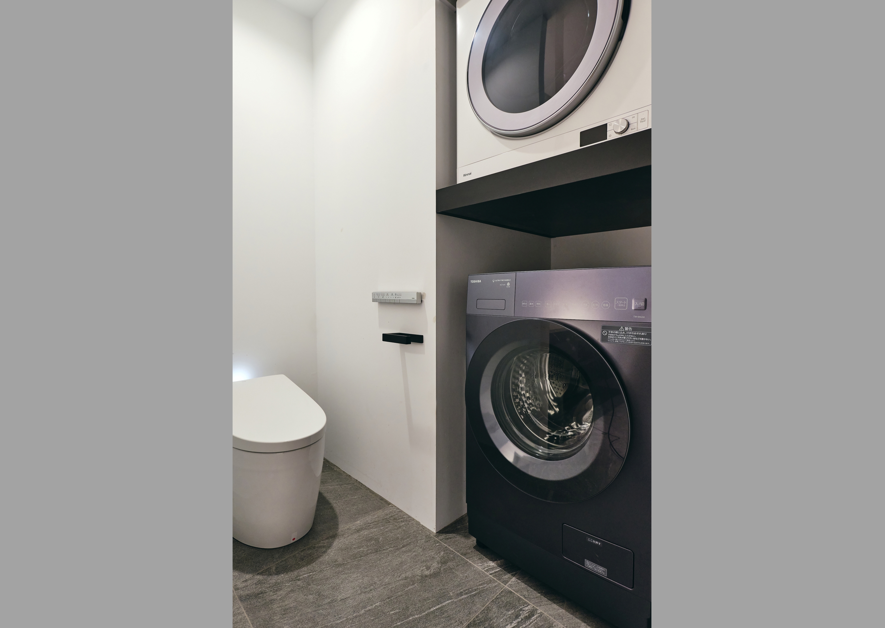 ■プレミアスイート＜アイランドキッチン＞　トイレ＆ランドリー（ドラム式洗濯乾燥機＆独立乾燥機）