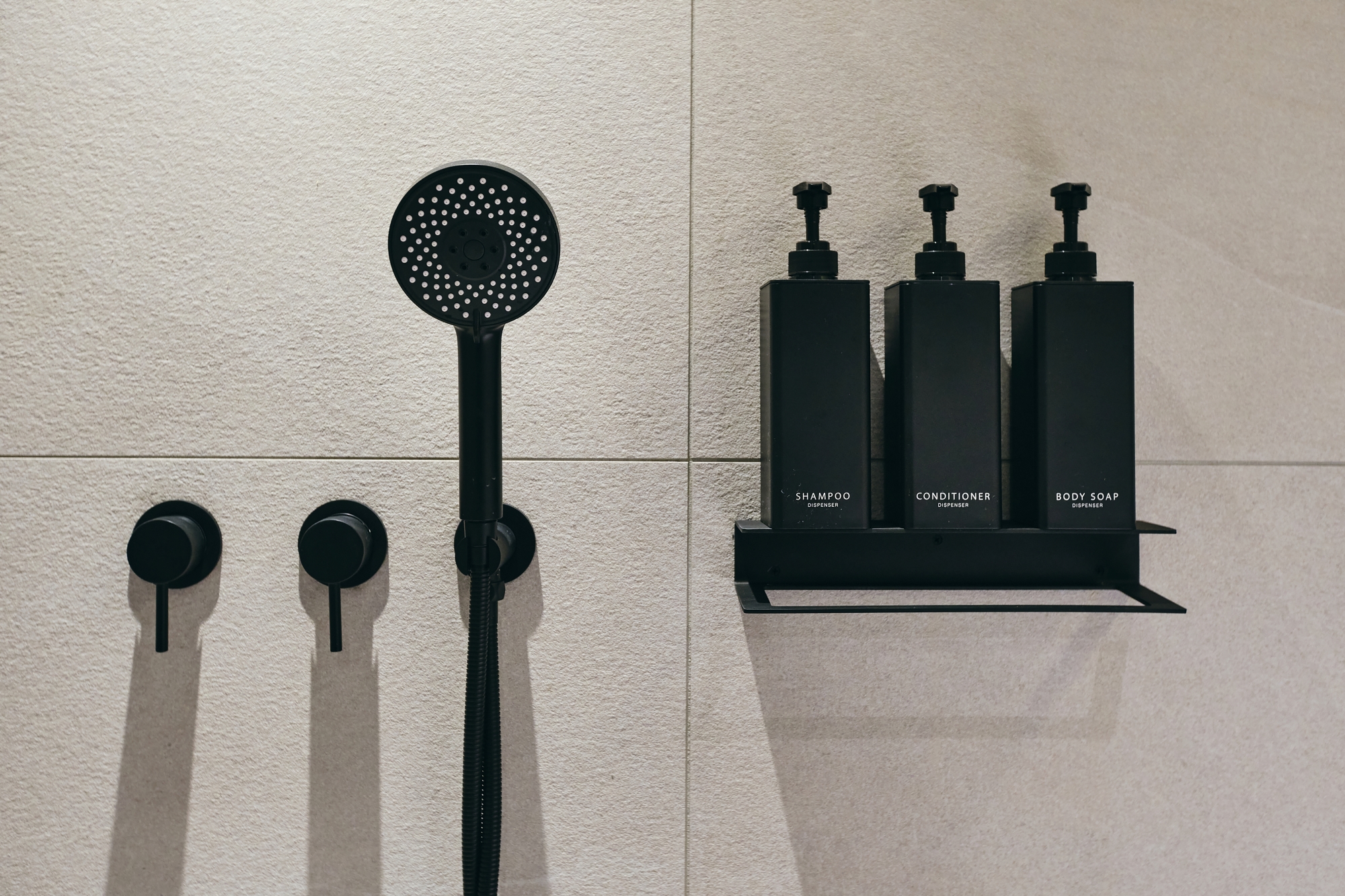 ■プレミアスイート＜キッチン＞　シャワー＆アメニティ