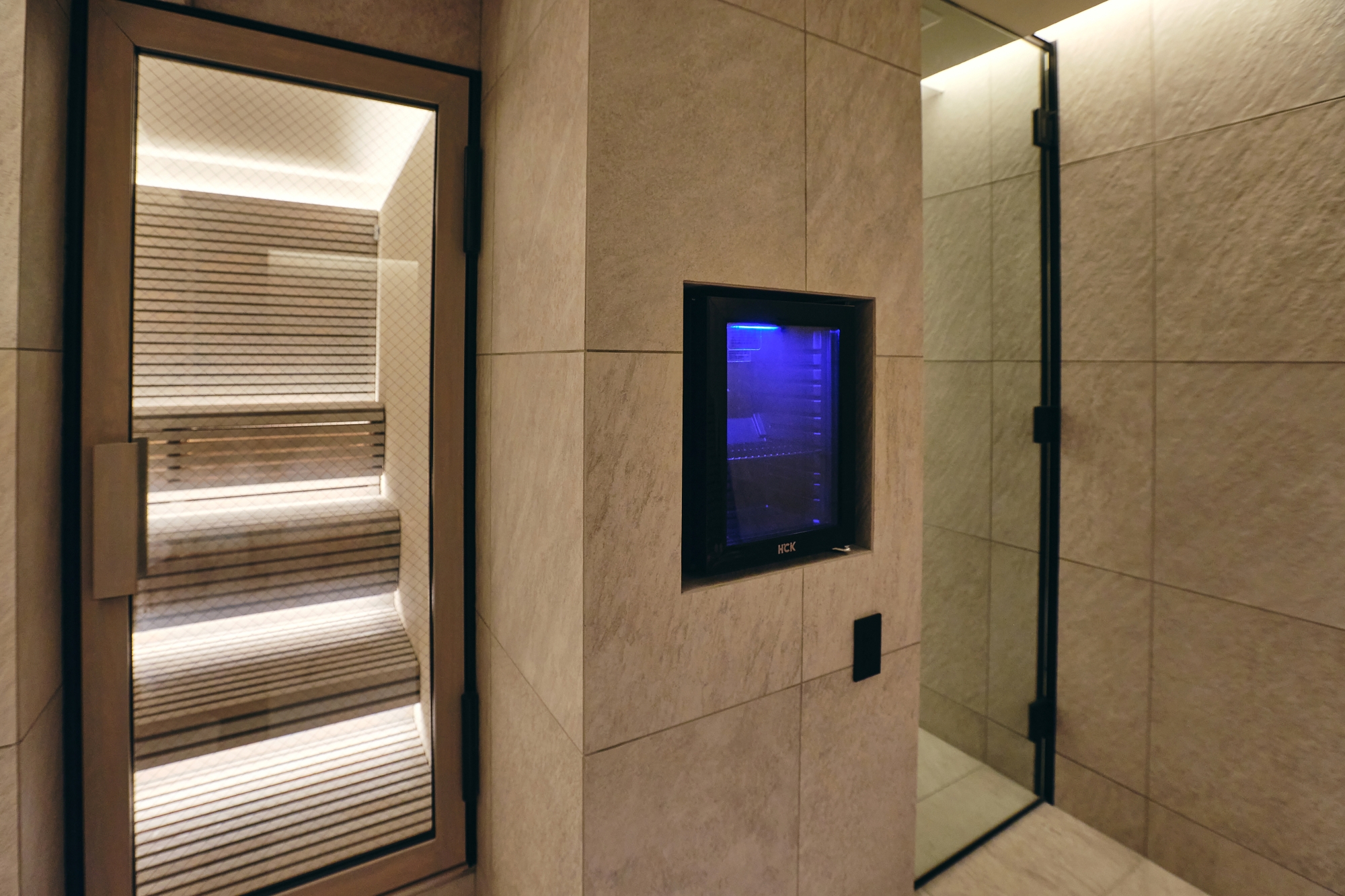 ■ホテル２階貸切サウナ「NEST SAUNA」　NO.３　冷蔵庫