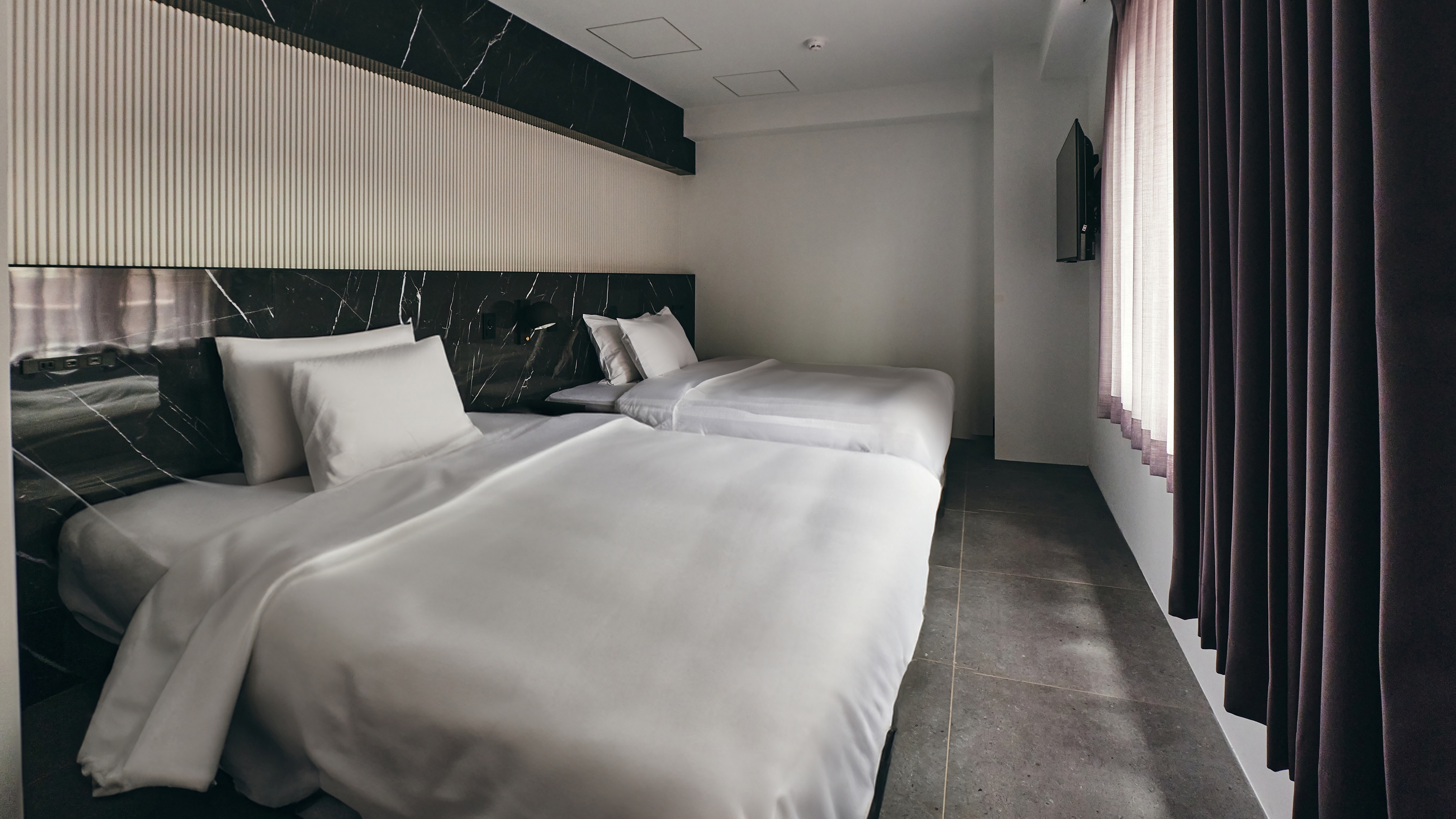 プレミアスイート＜アイランドキッチン＞　マスターベッドルーム