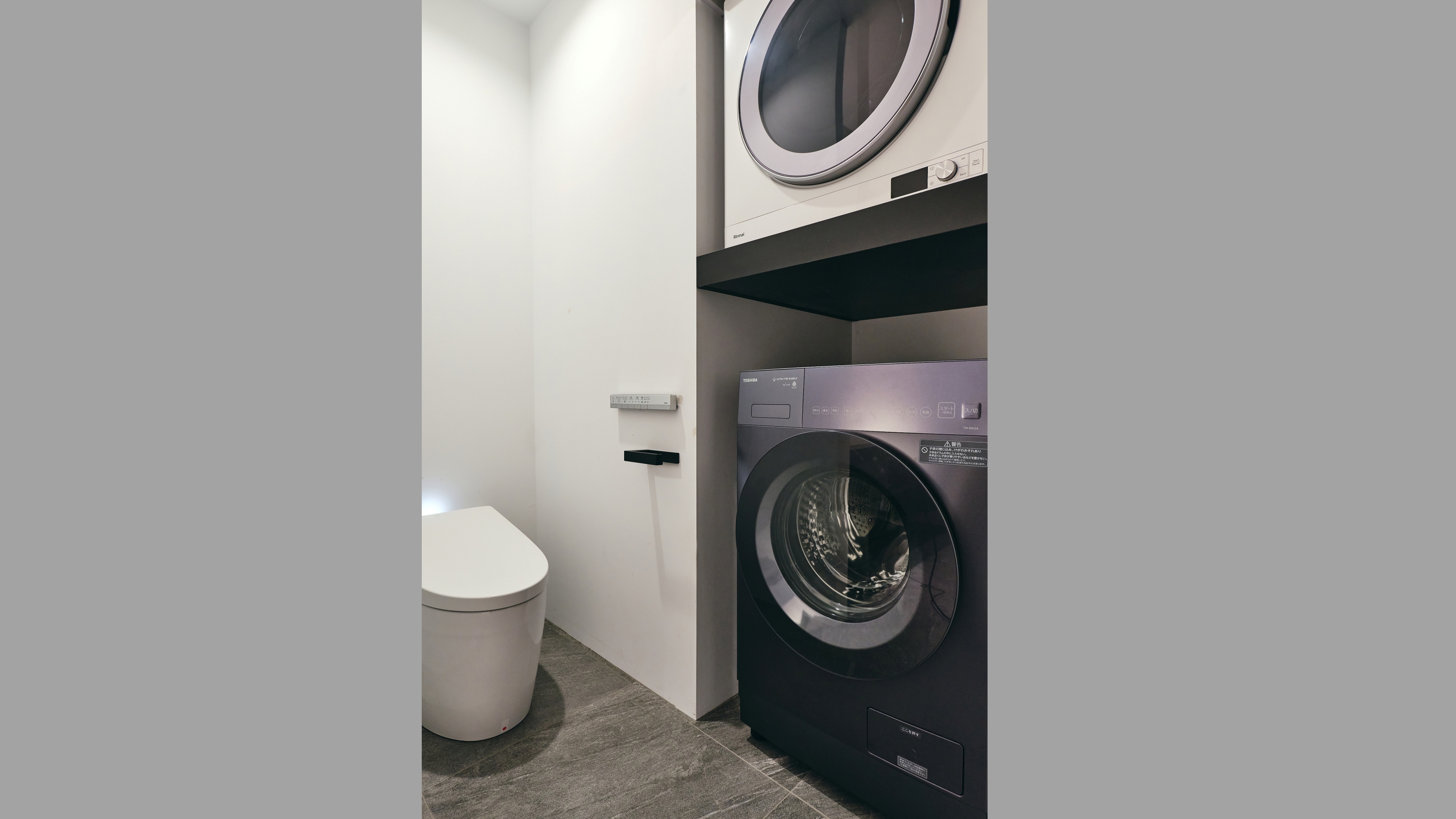 プレミアスイート＜アイランドキッチン＞　トイレ＆ランドリー（ドラム式洗濯乾燥機＆独立乾燥機）