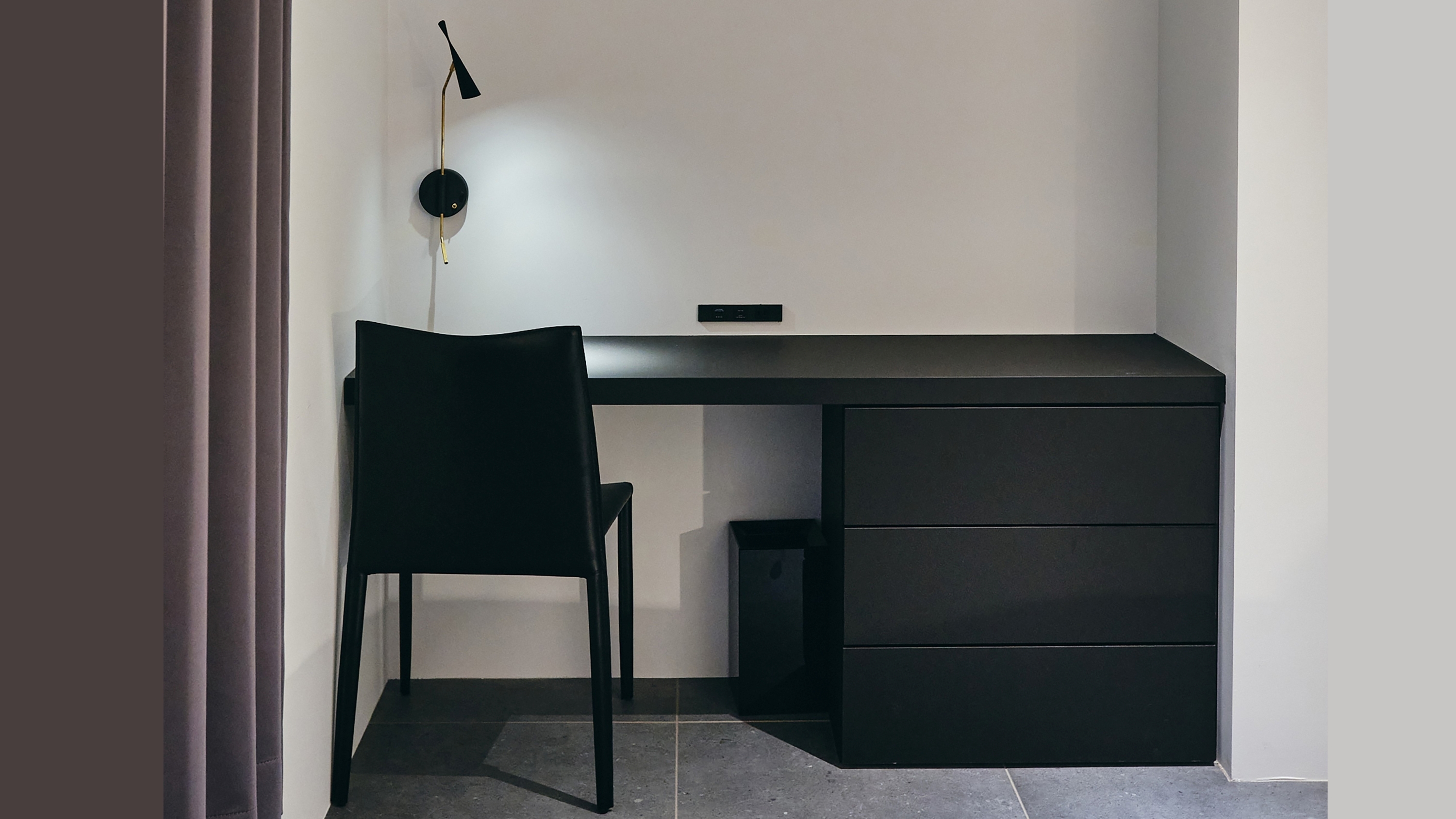 プレミアスイート＜アイランドキッチン＞　マスターベッドルーム・デスク