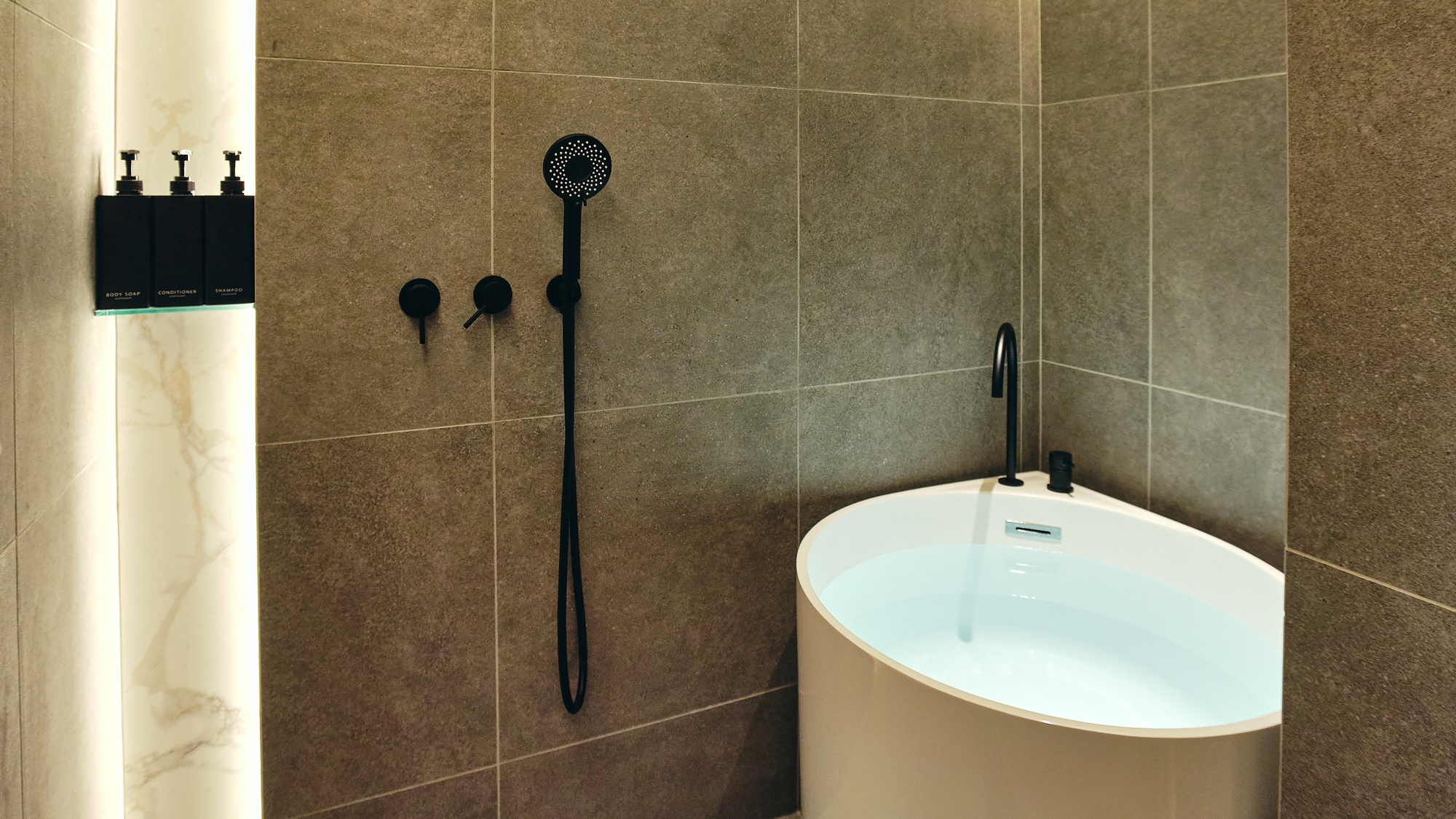 ホテル２階貸切サウナ「NEST SAUNA」　NO.2　チラー付き水風呂