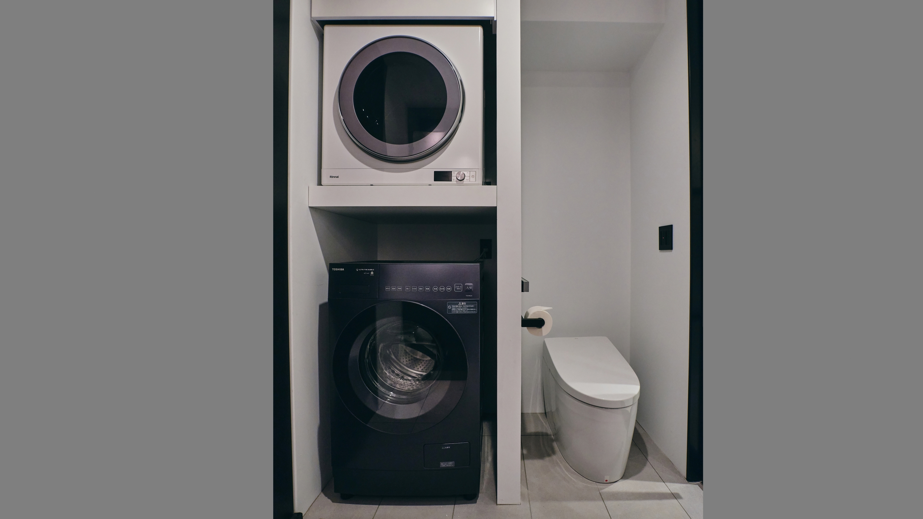 プレミアスイート＜キッチン＞　トイレ＆ランドリー（ドラム式洗濯乾燥機＆独立乾燥機）