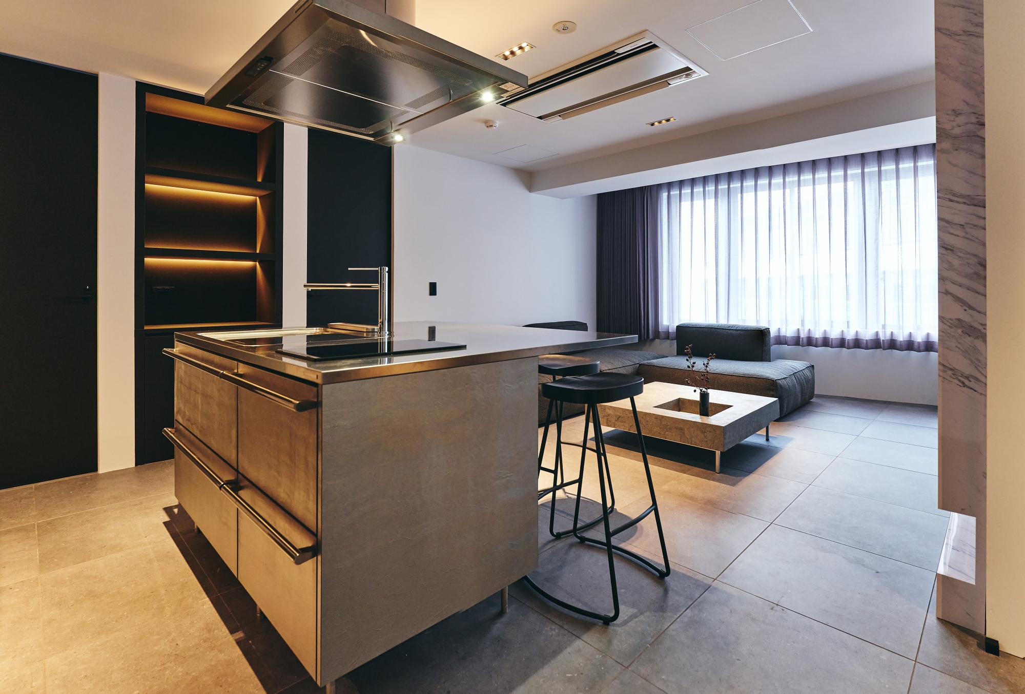 ■プレミアスイート＜アイランドキッチン＞　キッチン＆リビング