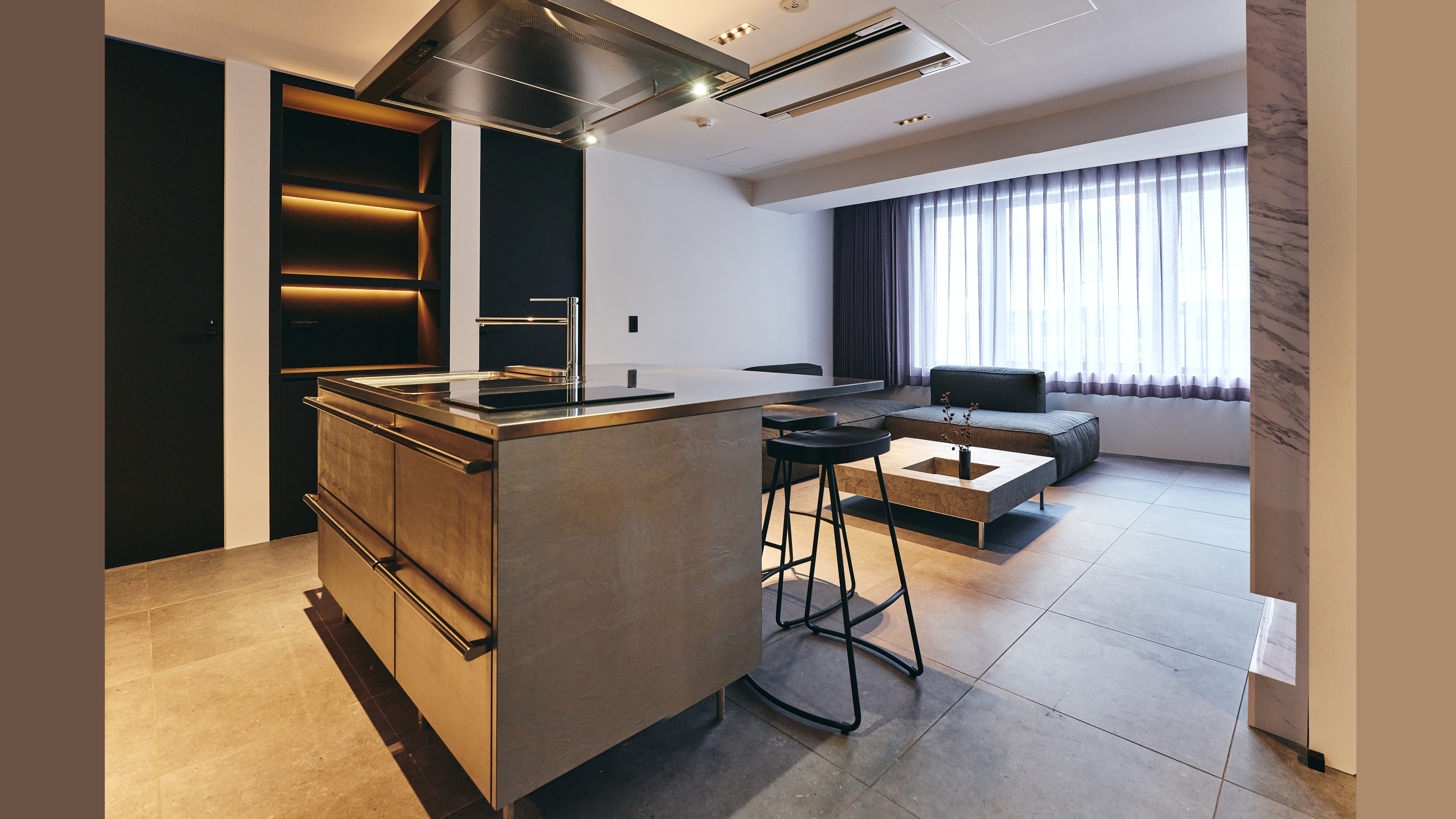 プレミアスイート＜アイランドキッチン＞　キッチン＆リビング