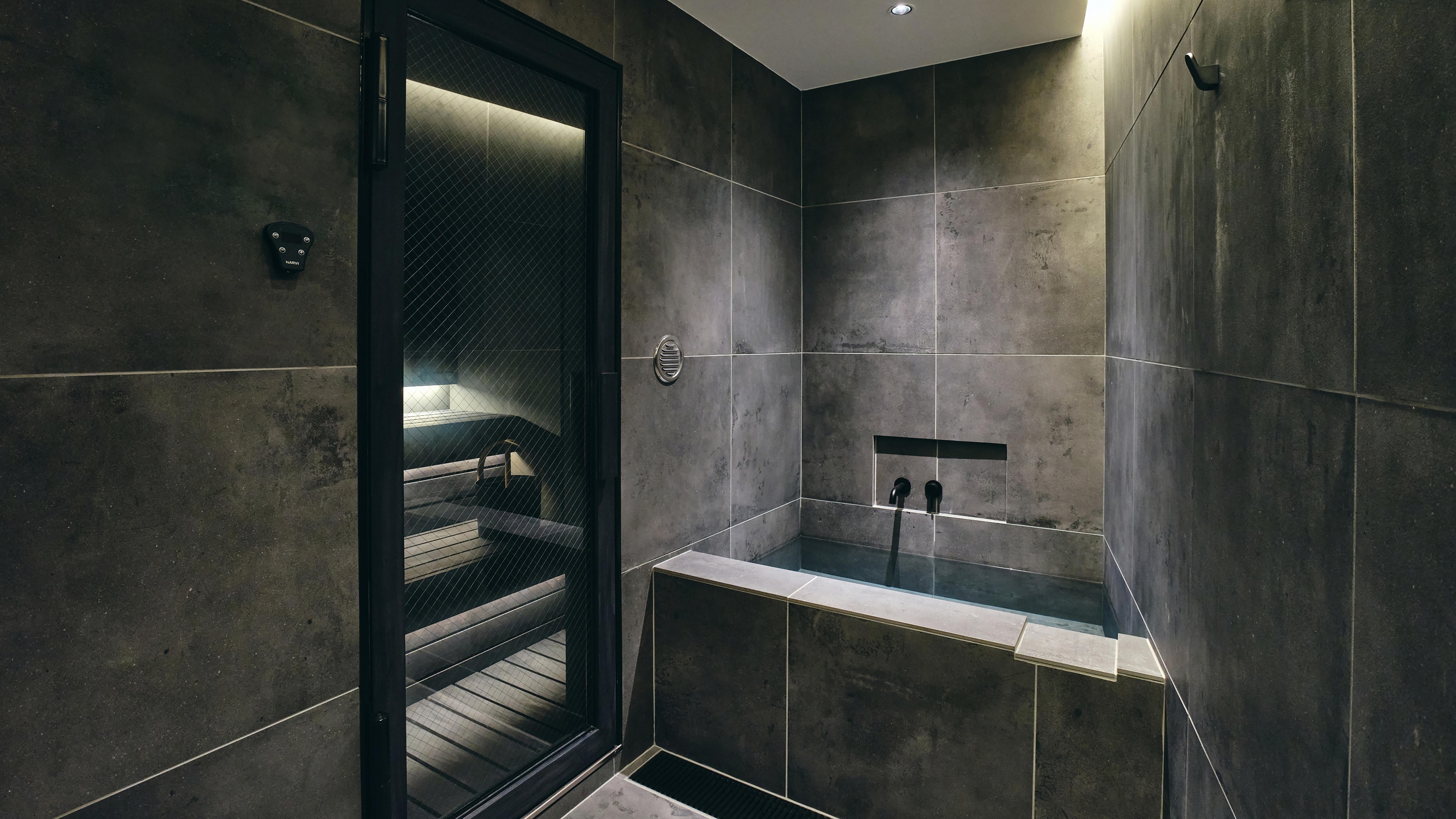 ロイヤルスイート　ロウリュサウナ＆チラー付き水風呂