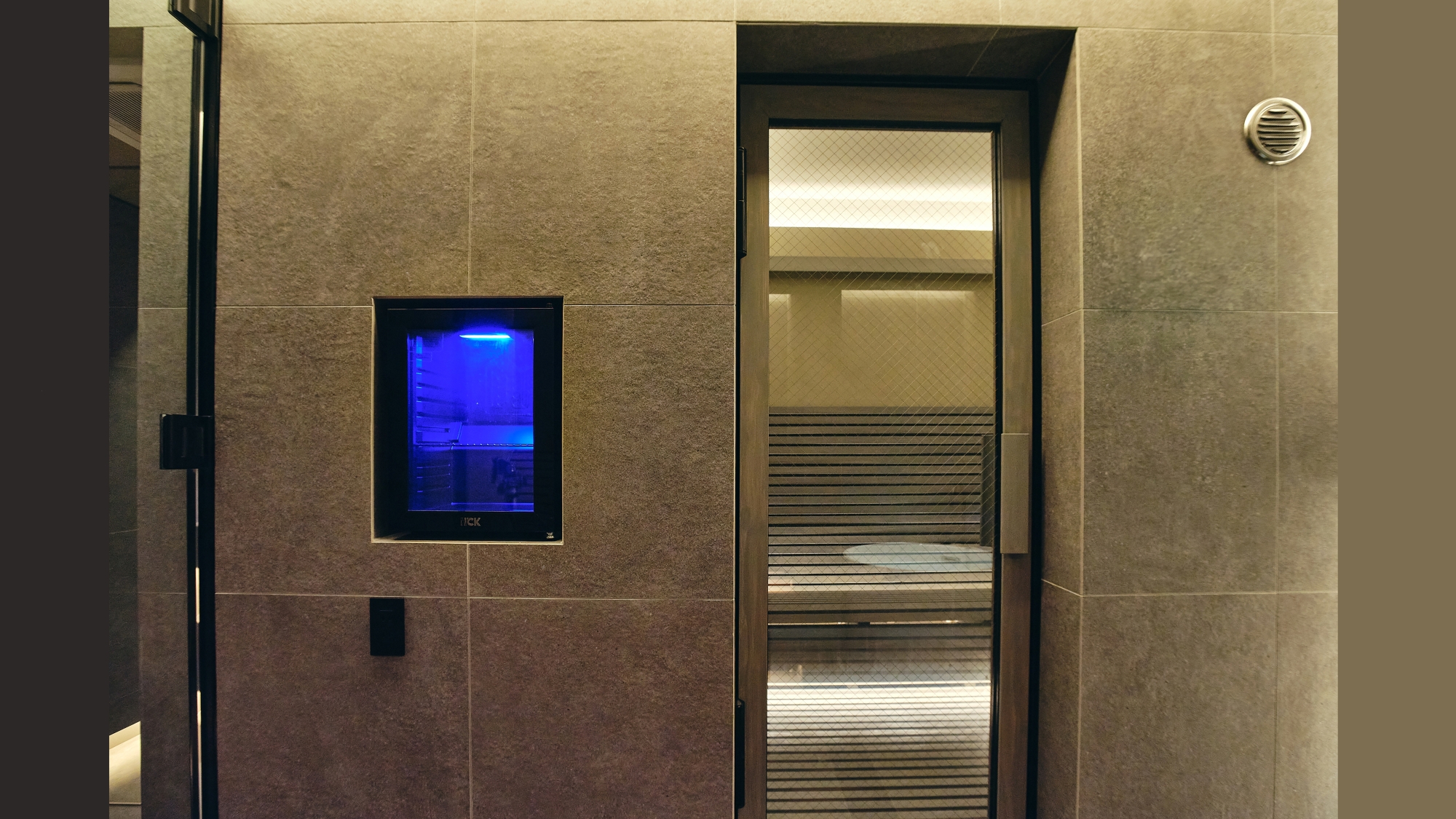 ホテル２階貸切サウナ「NEST SAUNA」　NO.2　冷蔵庫
