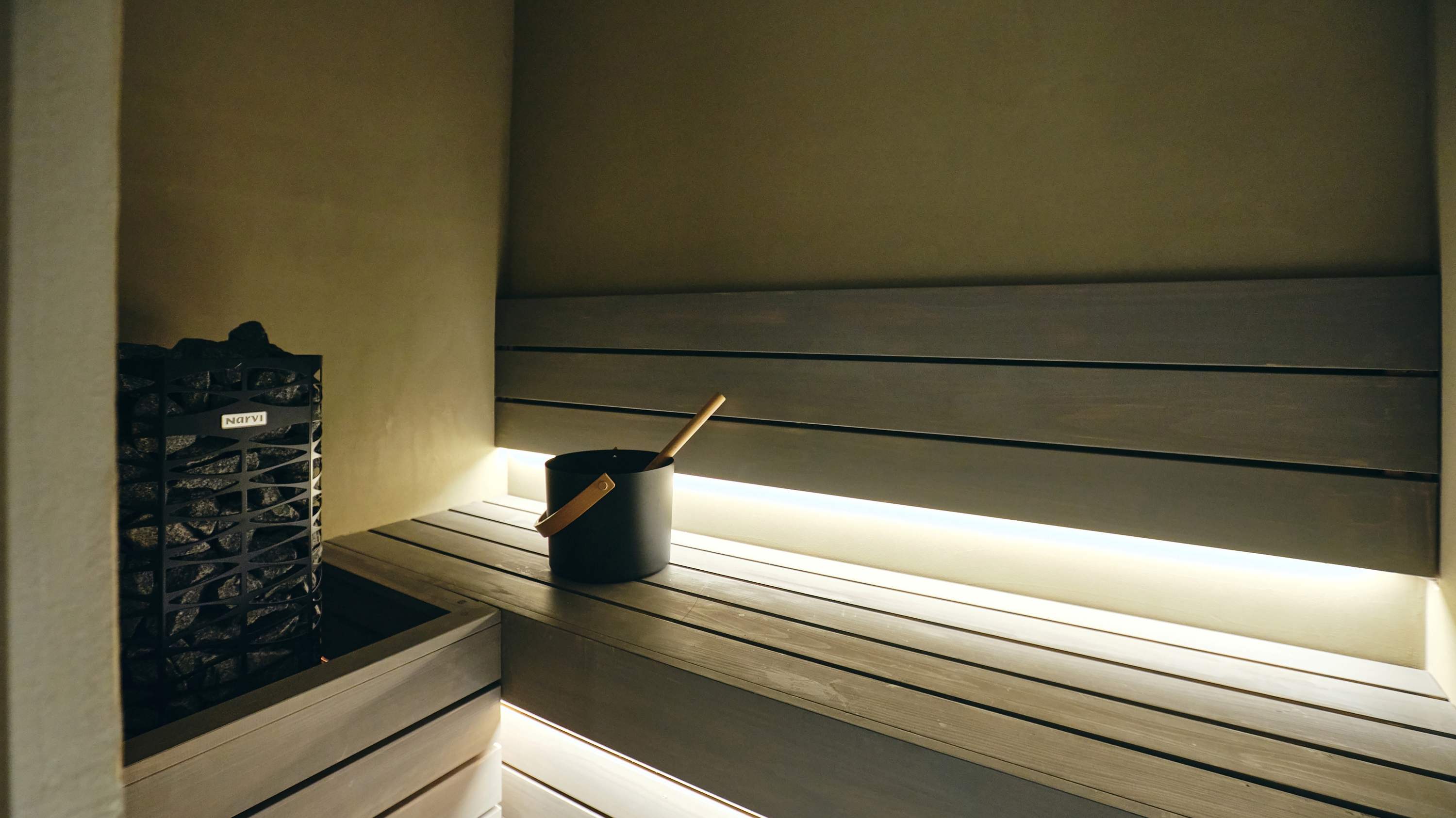 プレミアスイート＜キッチン＞　客室内ロウリュサウナ