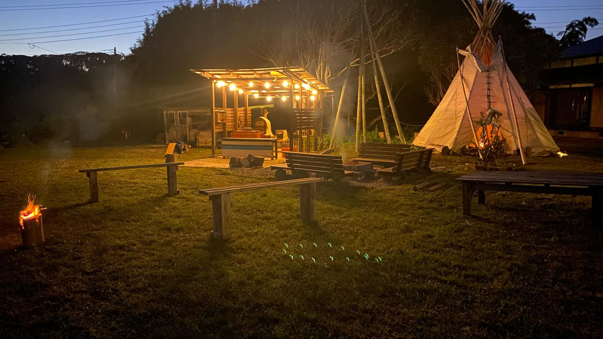 【施設】夜はライトアップで雰囲気が変わります*