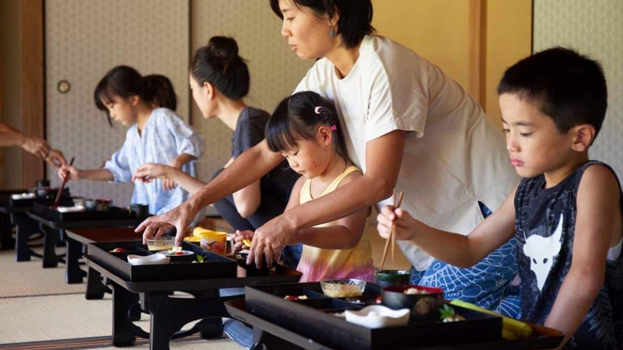 【客室】畳の上で食べる朝ごはん*