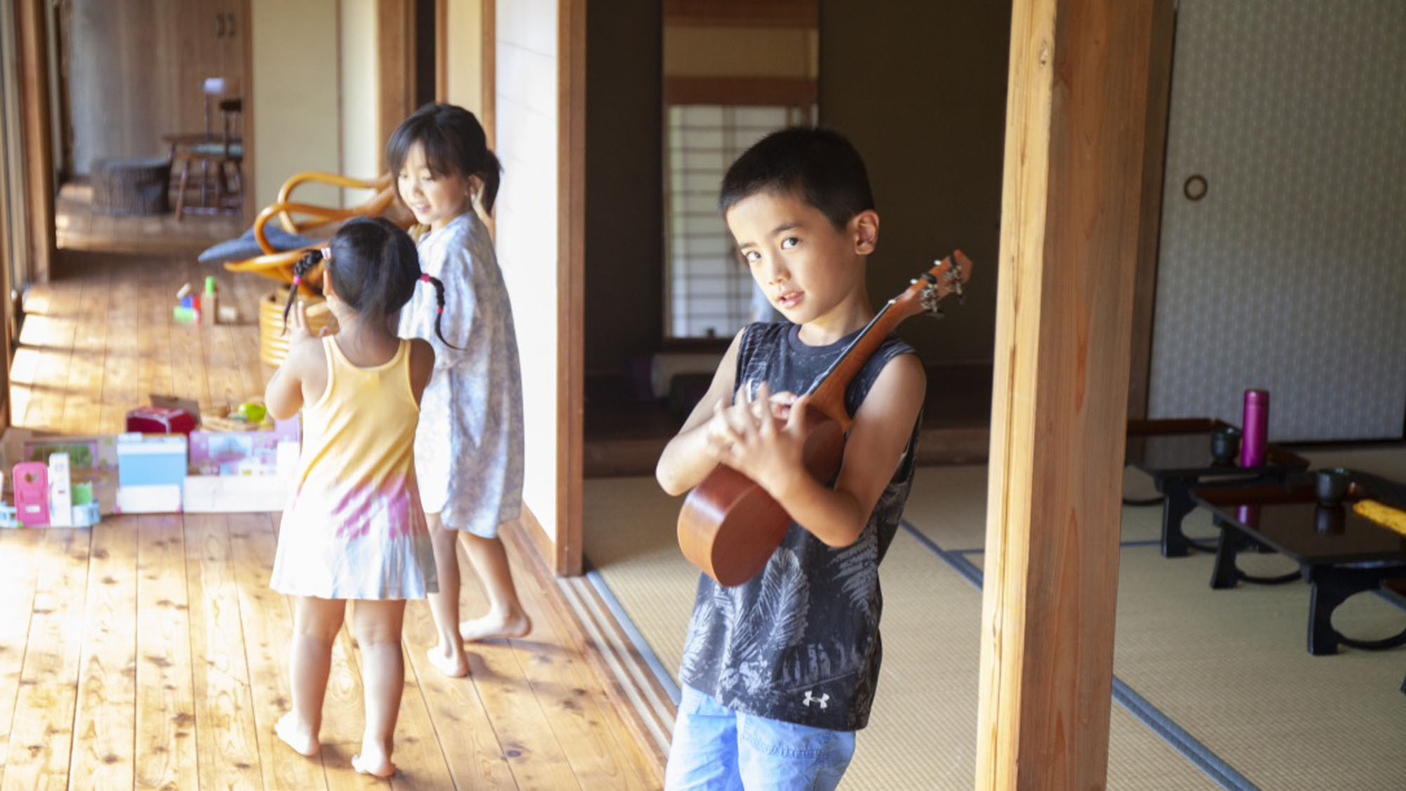 【客室】縁側はこどもたちの絶好の遊び場*