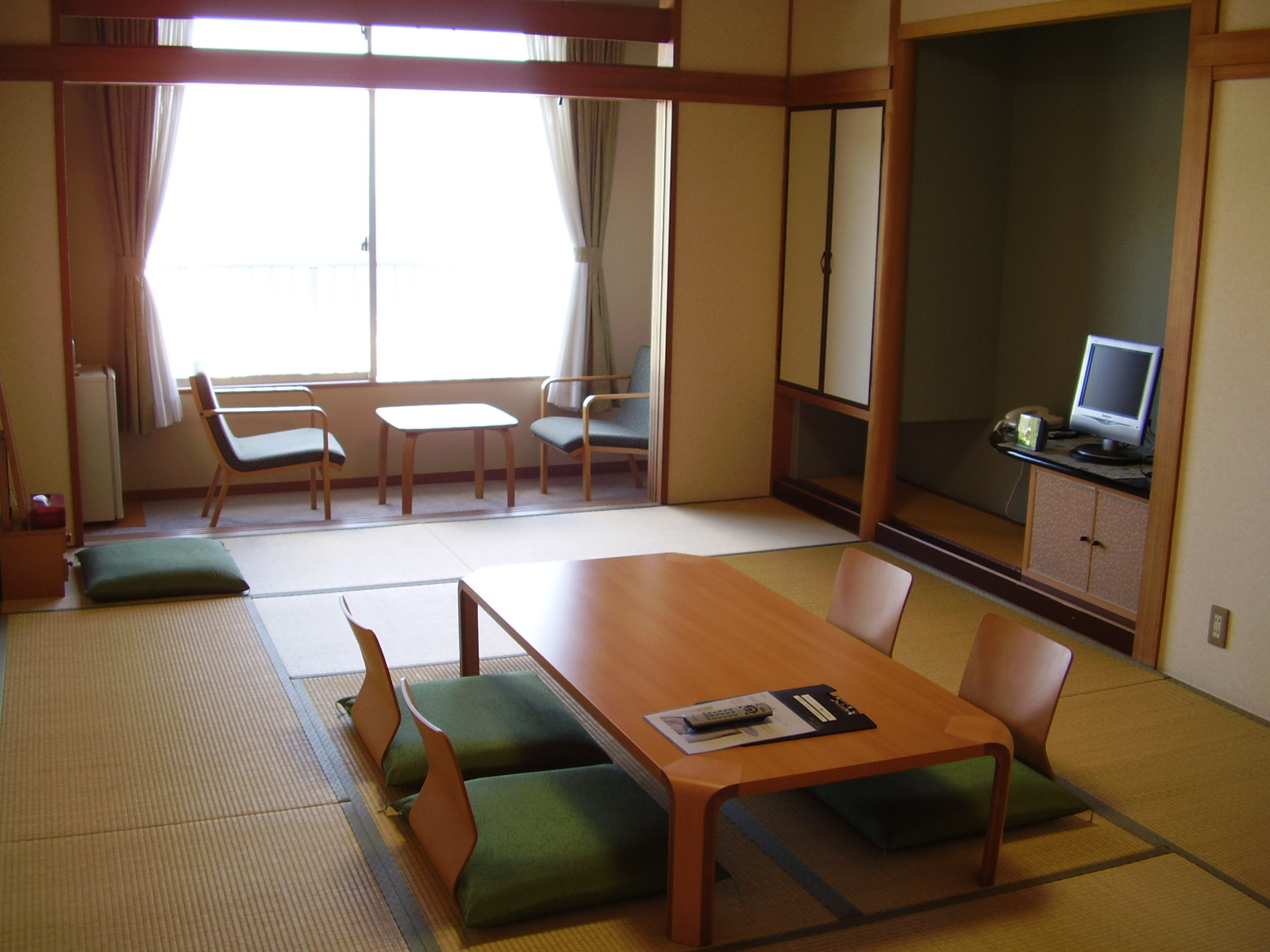 和室　4名様まで利用可能。　バス、トイレ付。