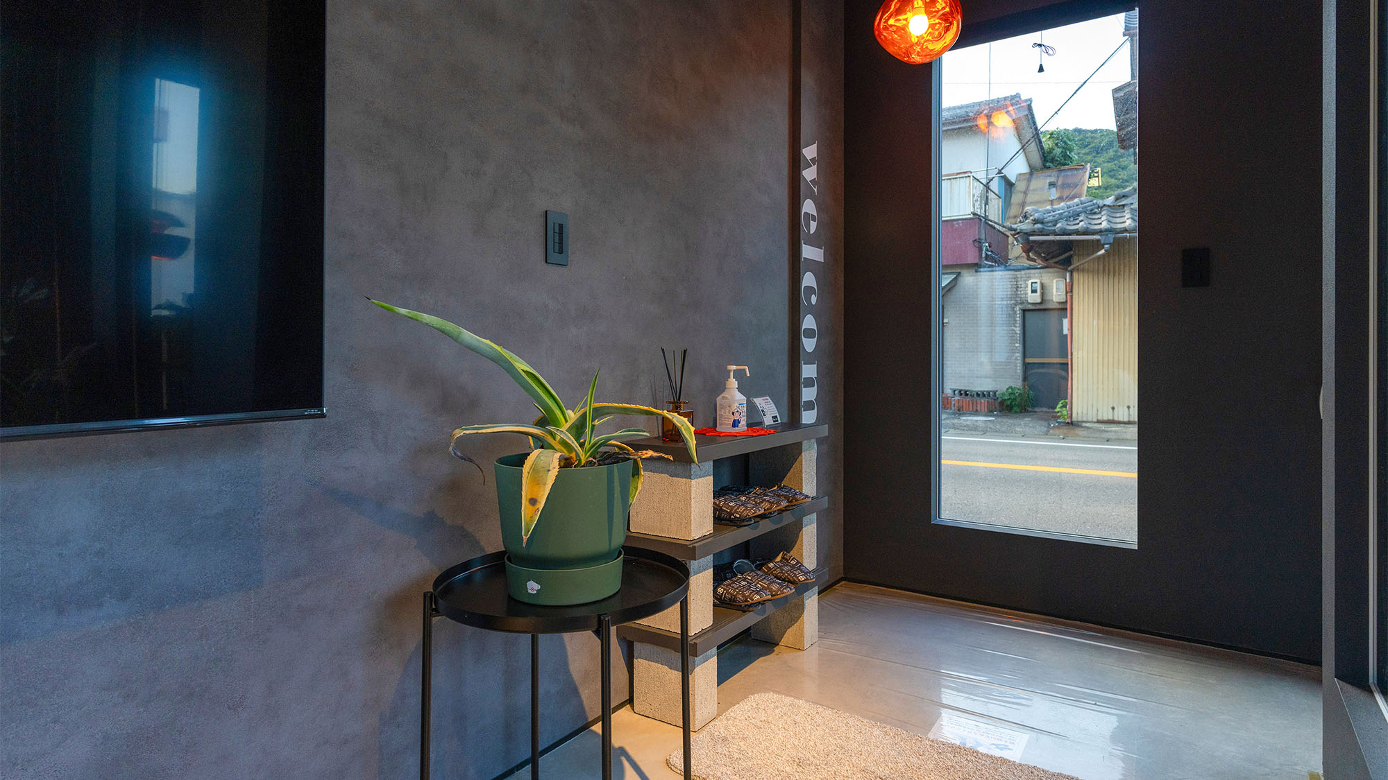 ・【エントランス】観葉植物がお客様をお出迎えします。緑豊かな空間でリラックスしていただけます